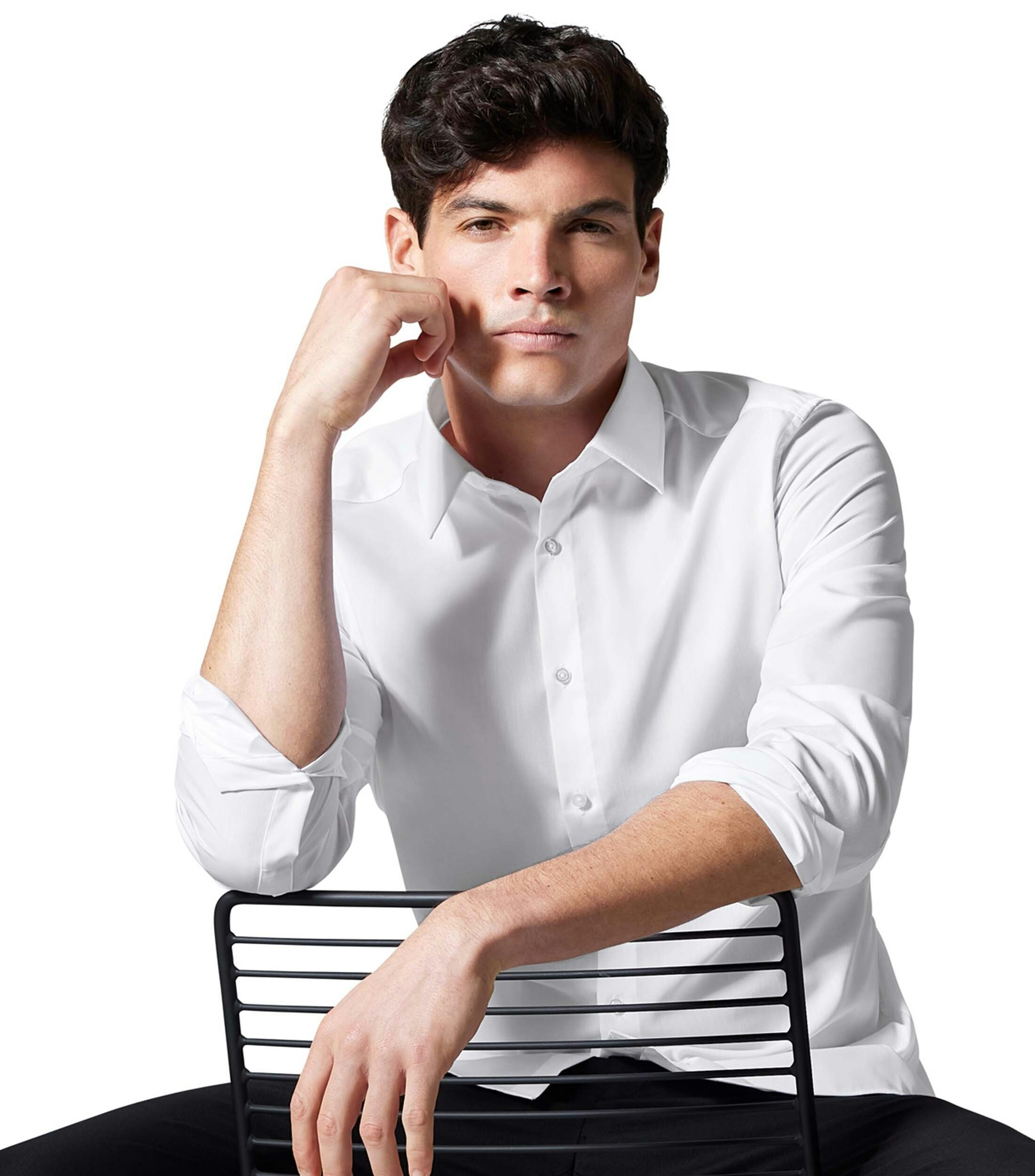 Ein Businesshemd im uni Muster in der Farbe Weiß