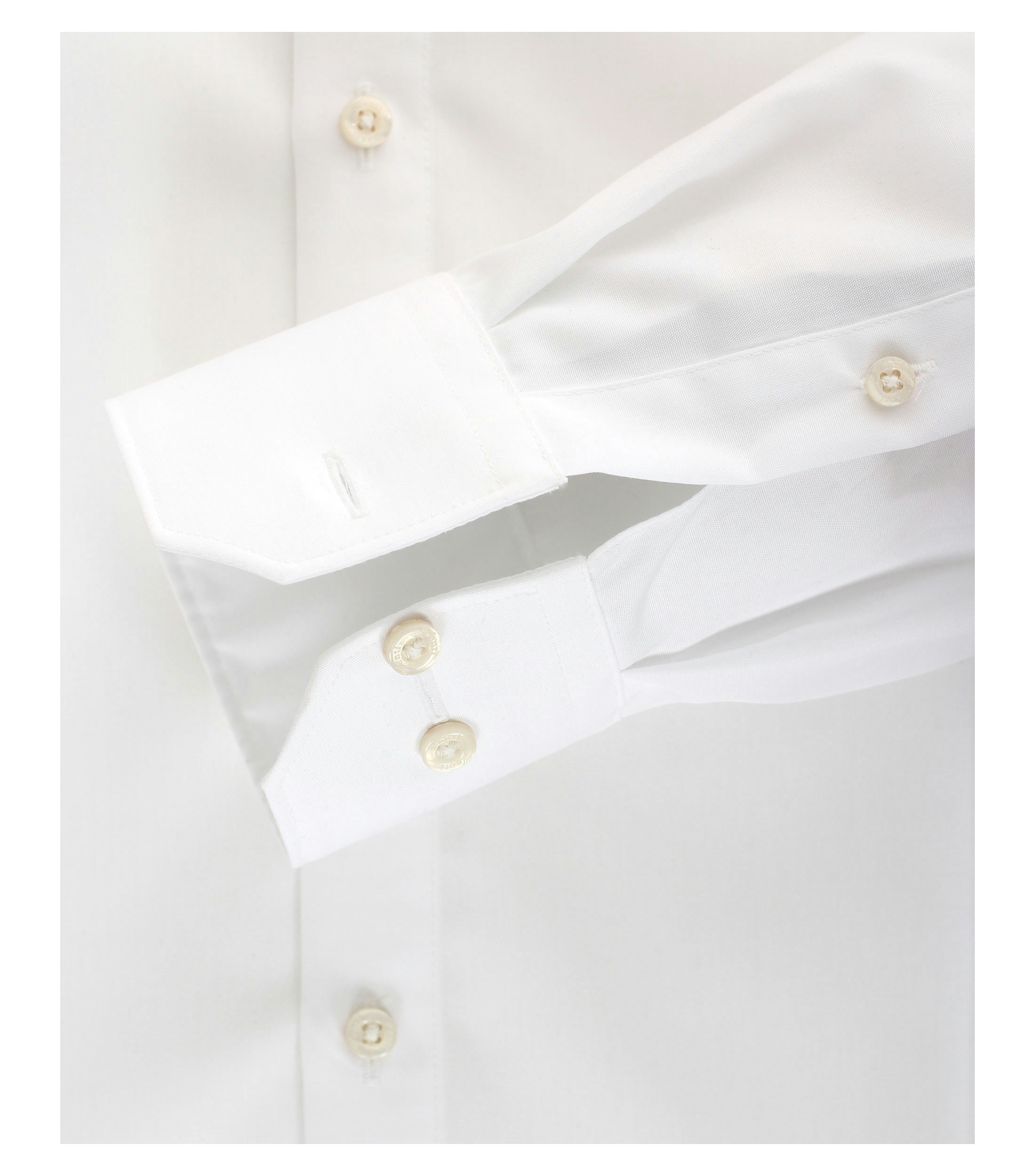 Ein Businesshemd im uni Muster in der Farbe Weiß