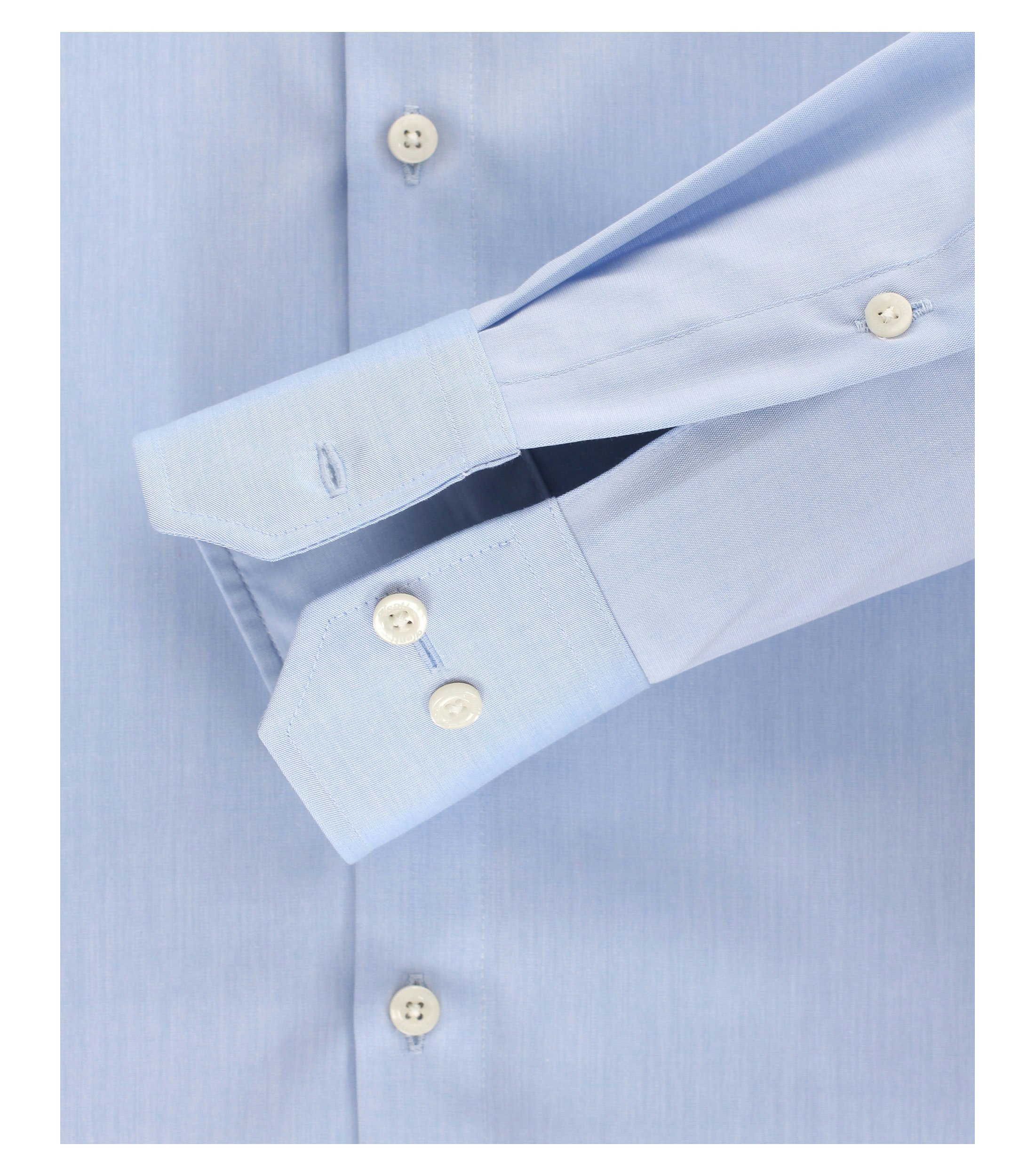 Ein Businesshemd im uni Muster in der Farbe helles Mittelblau