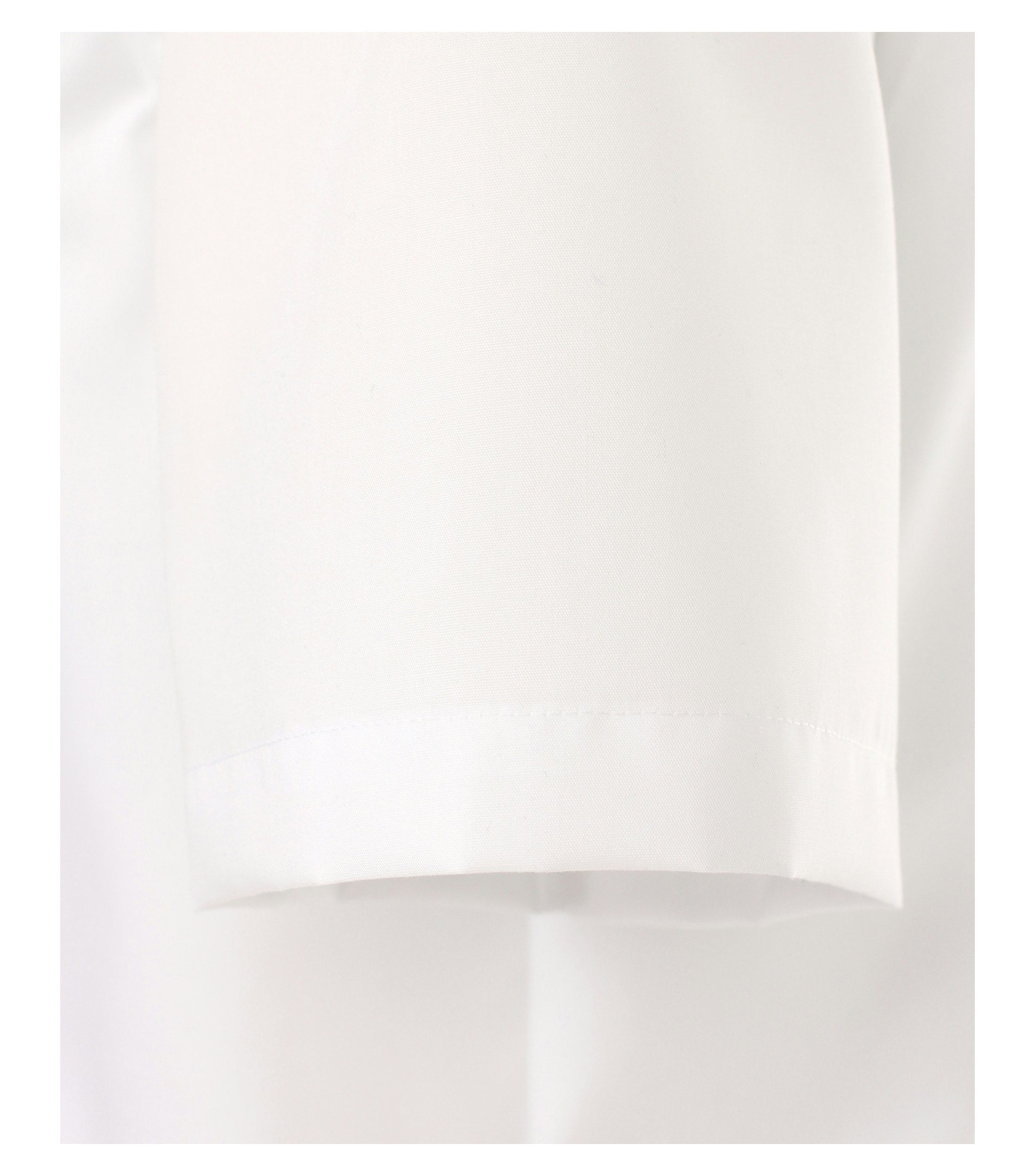 Ein Businesshemd im uni Muster in der Farbe Weiß