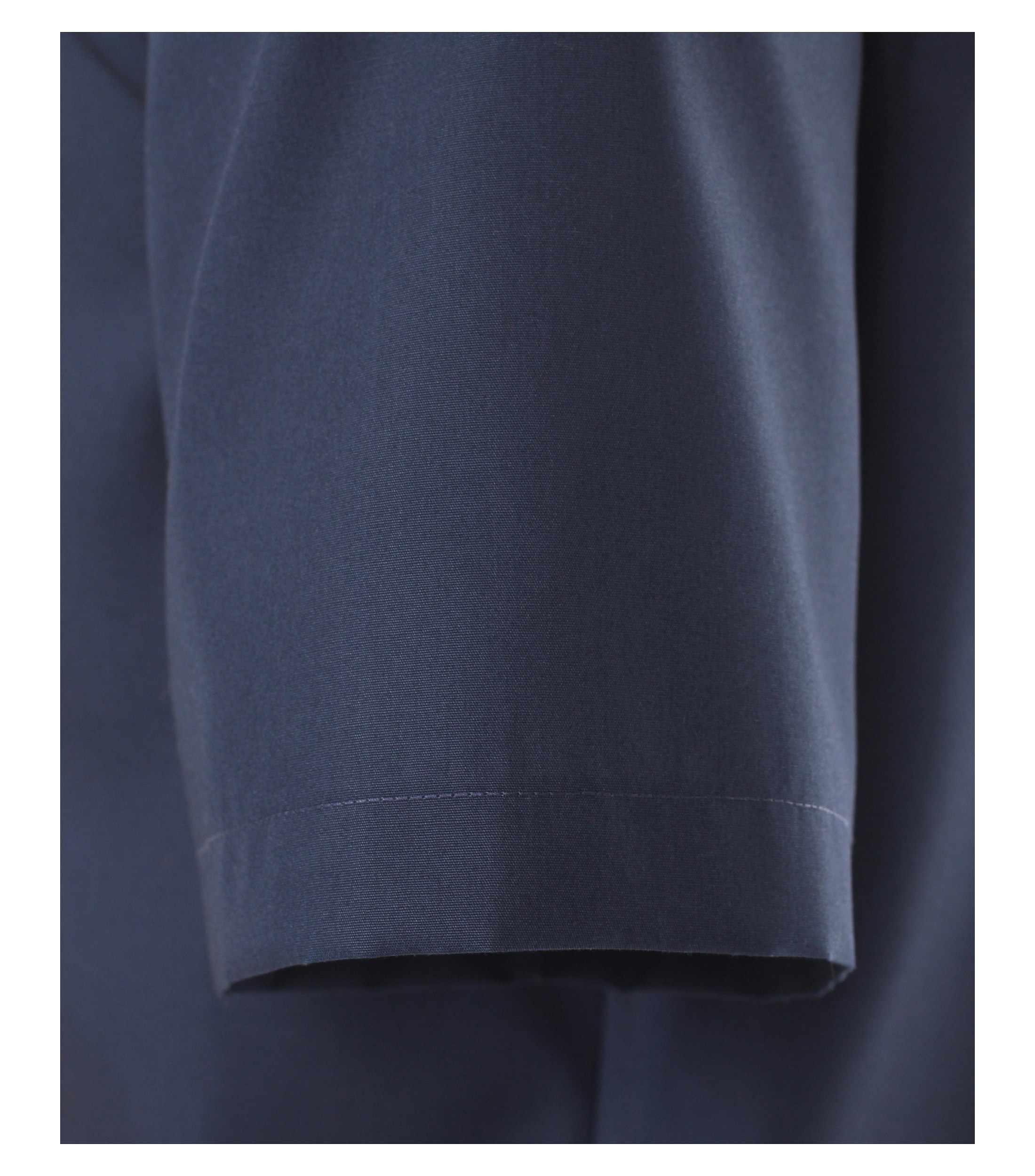 Ein Businesshemd im uni Muster in der Farbe graues Dunkelblau