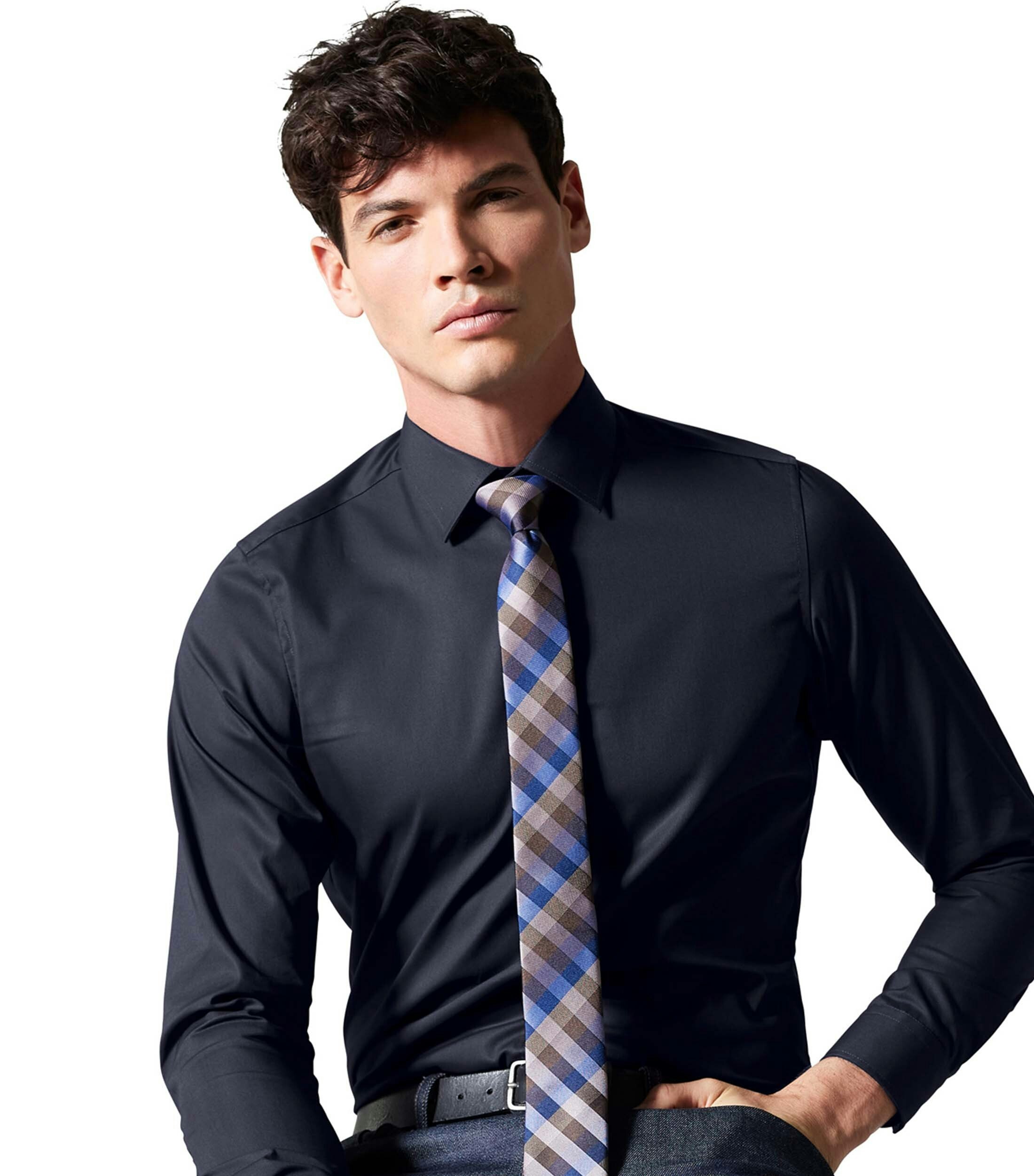 Ein Businesshemd im uni Muster in der Farbe Dunkelblau