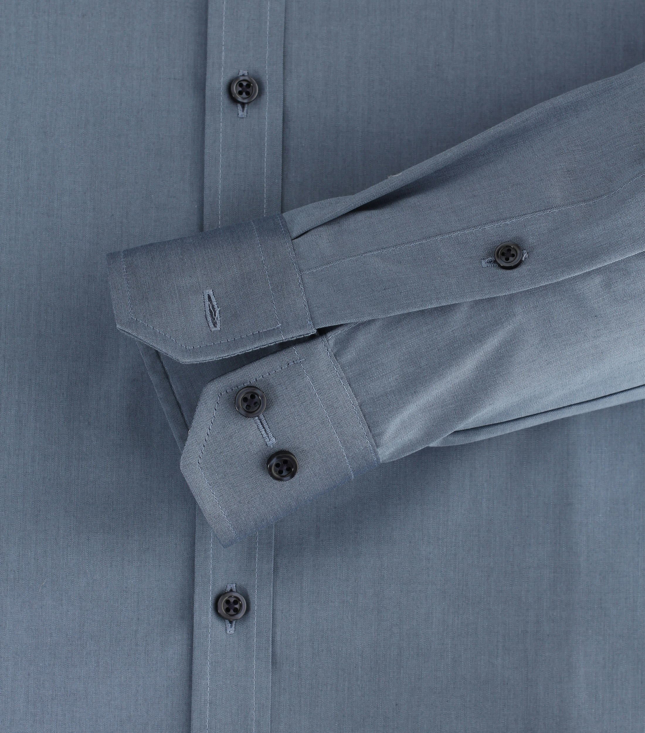 Ein Businesshemd im uni Muster in der Farbe Mittelblau