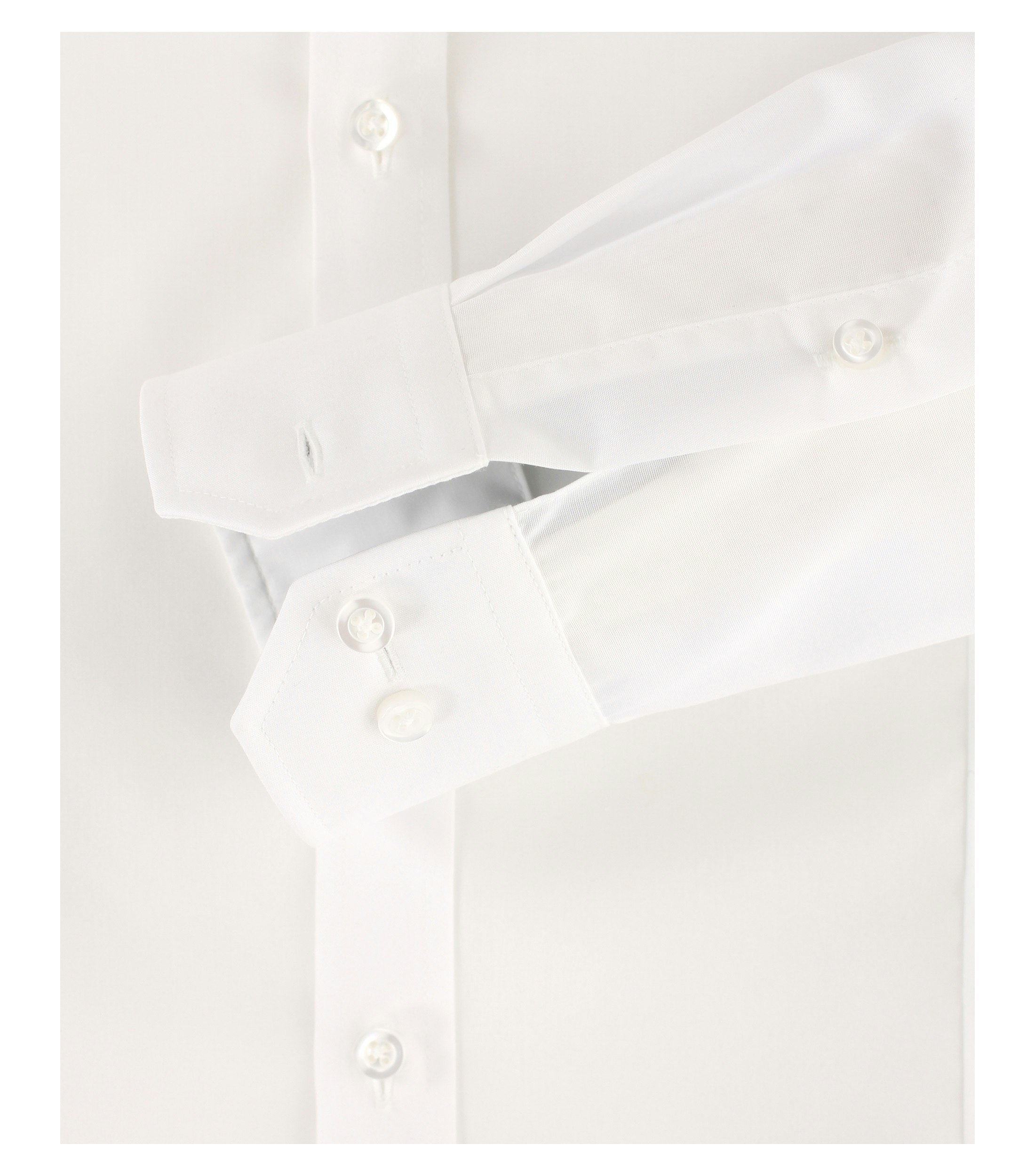 Das Model trägt ein Businesshemd im uni Muster in der Farbe Weiß