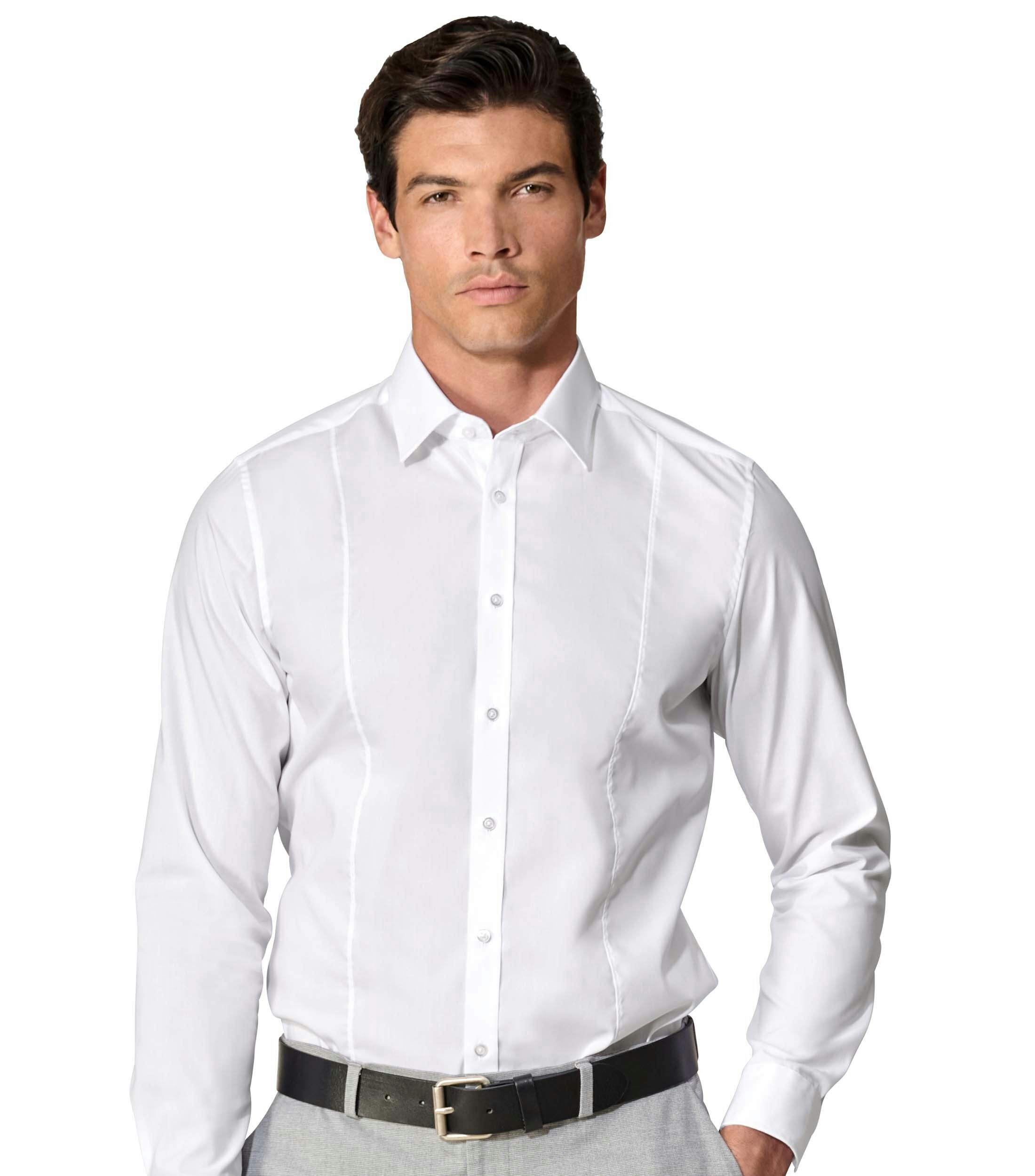 Das Model trägt ein Businesshemd im uni Muster in der Farbe Weiß