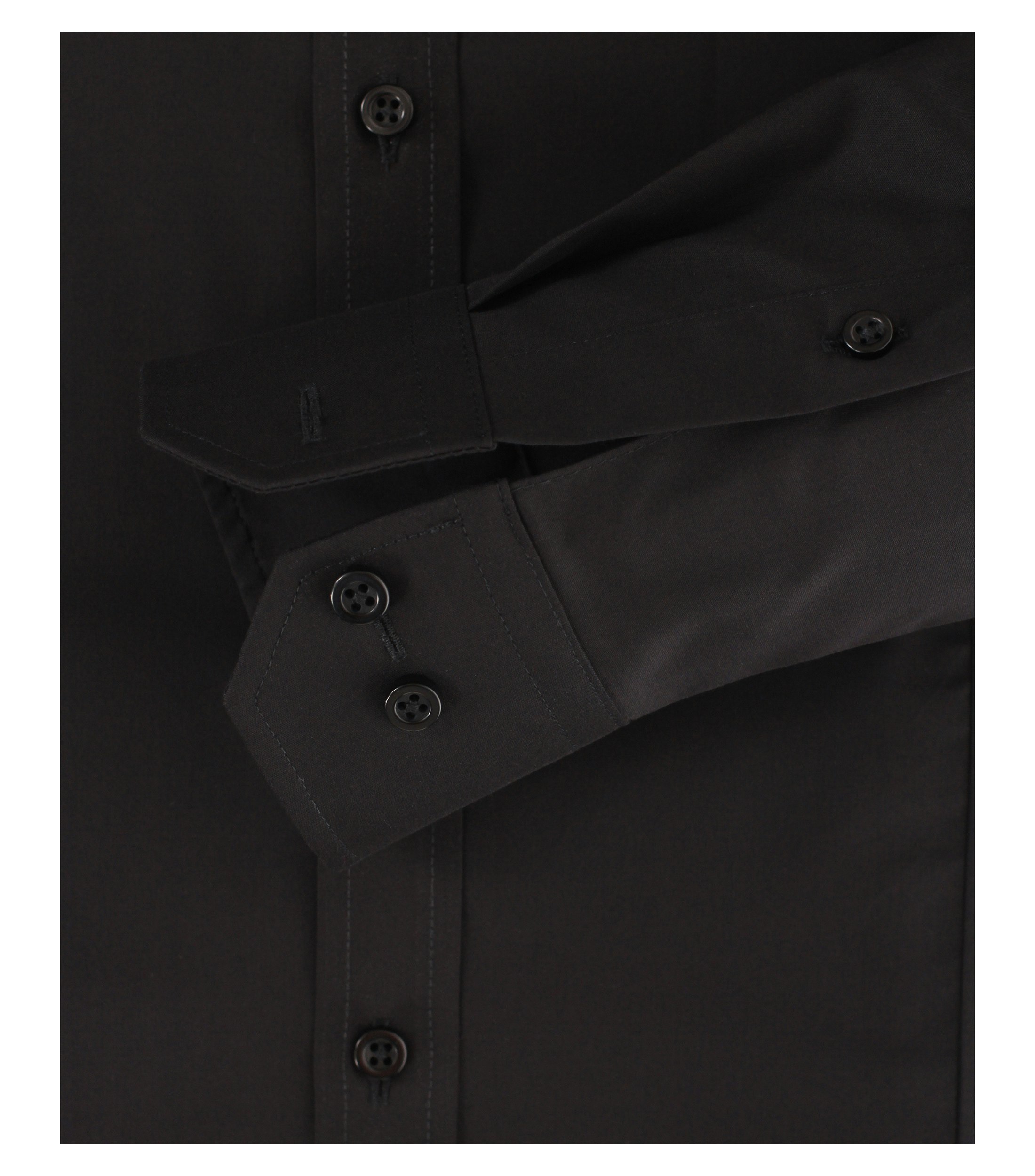 Das Model trägt ein Businesshemd im uni Muster in der Farbe Schwarz