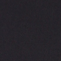 Das Model trägt ein Businesshemd im uni Muster in der Farbe Schwarz