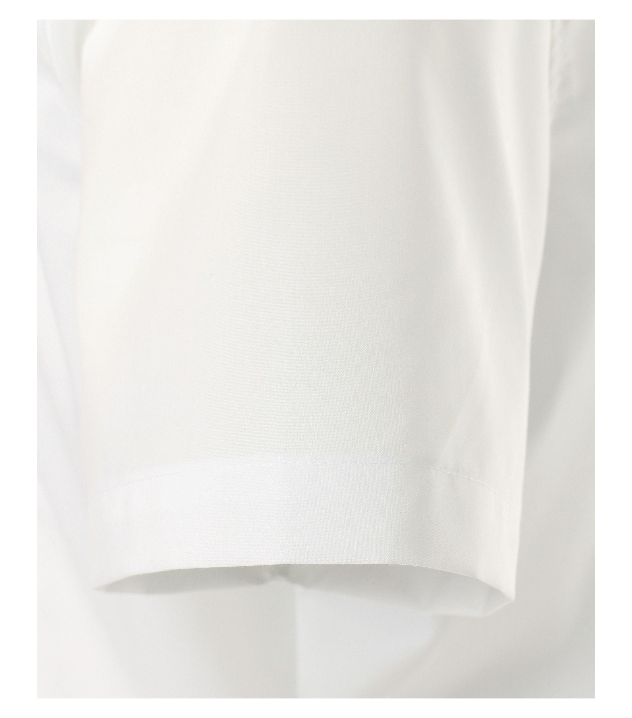 Das Model trägt ein Businesshemd im uni Muster in der Farbe Weiß