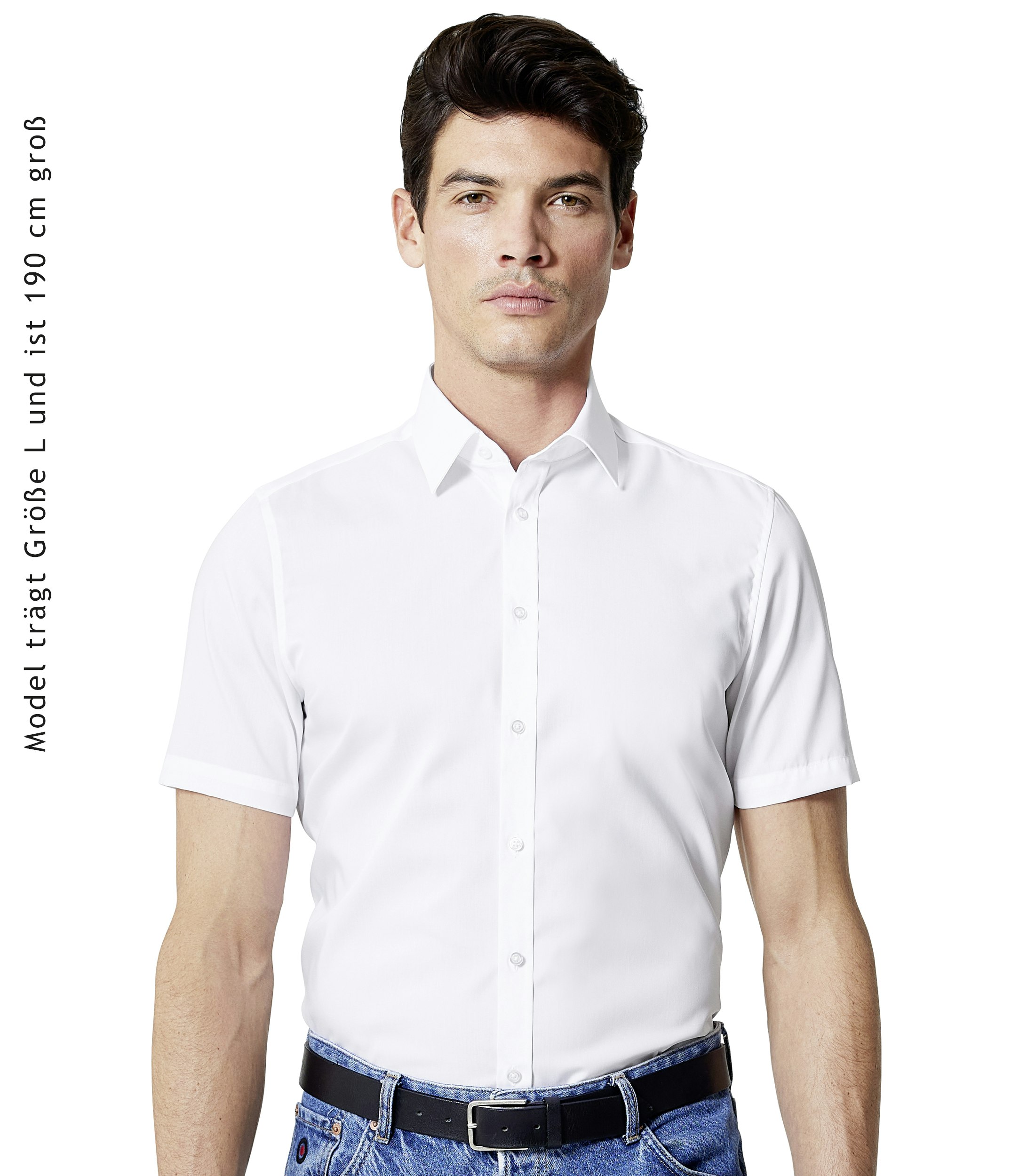 Das Model trägt ein Businesshemd im uni Muster in der Farbe Weiß