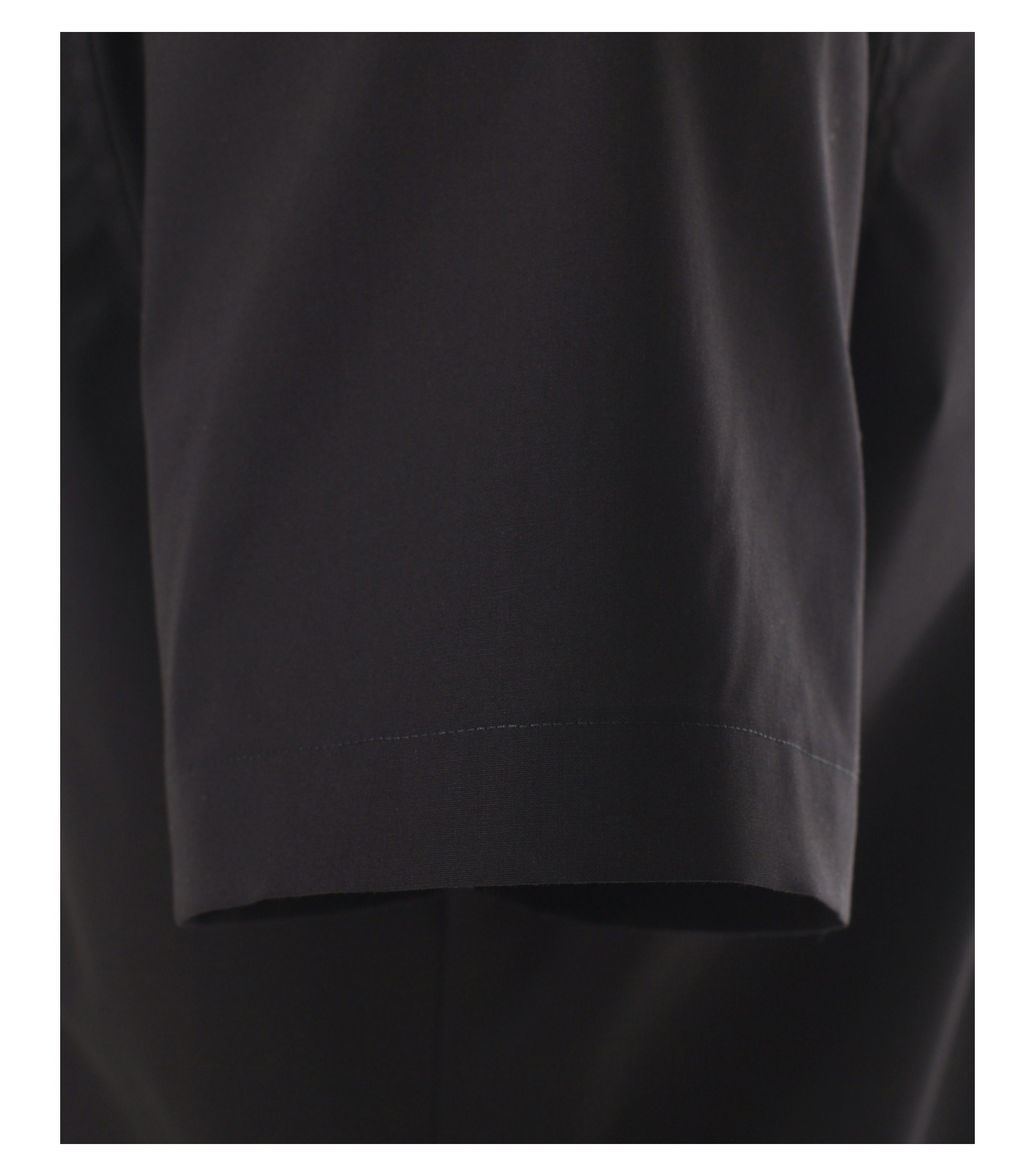 Das Model trägt ein Businesshemd im uni Muster in der Farbe Schwarz