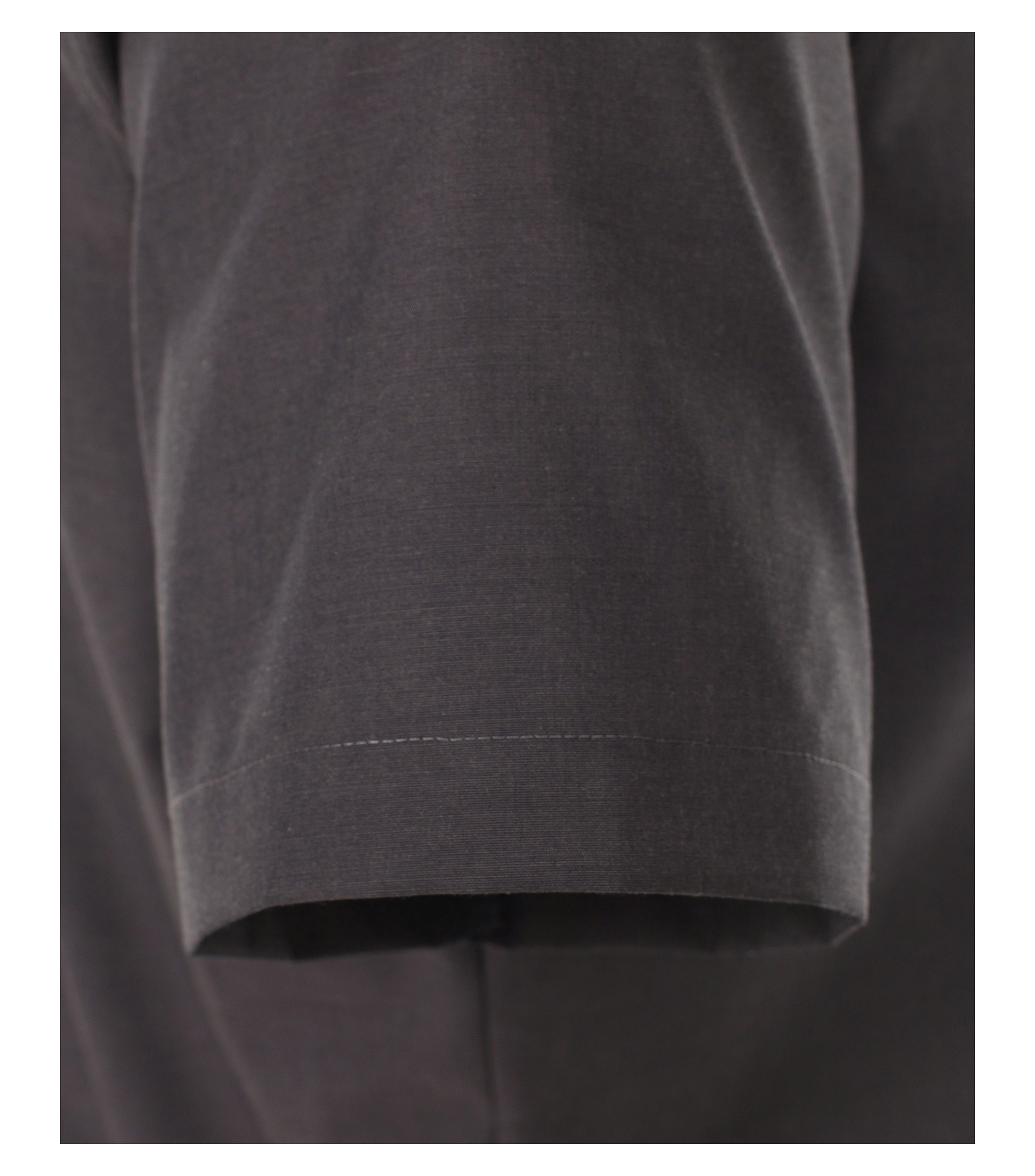 Das Model trägt ein Businesshemd im uni Muster in der Farbe Dunkelgrau