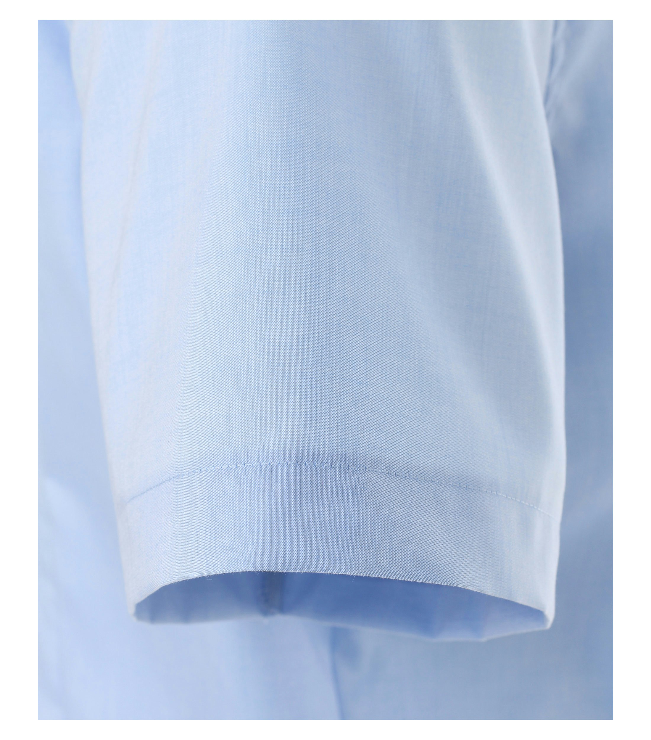 Das Model trägt ein Businesshemd im uni Muster in der Farbe Mittelblau