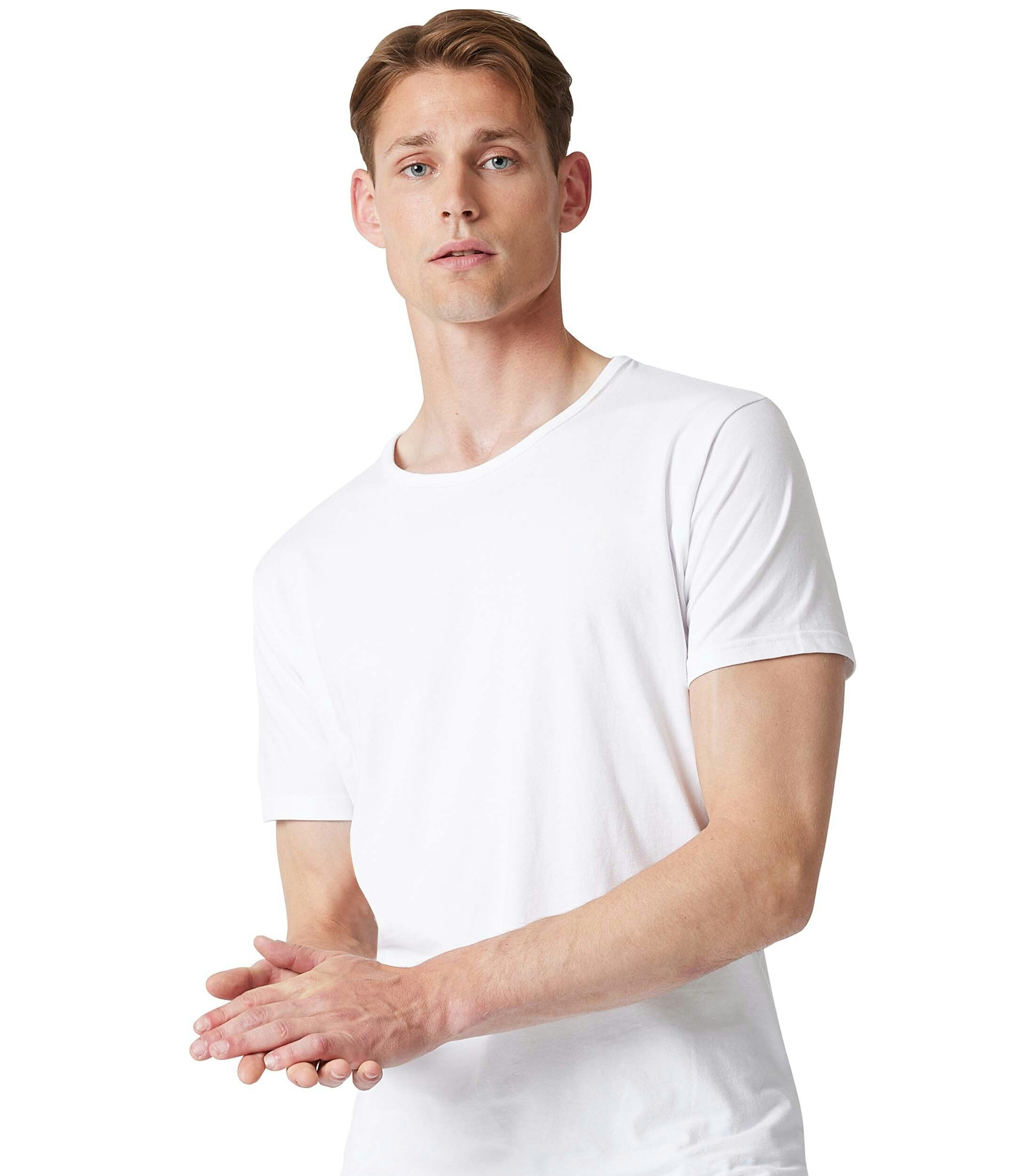 Das Model trägt ein TShirt im uni Muster in der Farbe Weiß