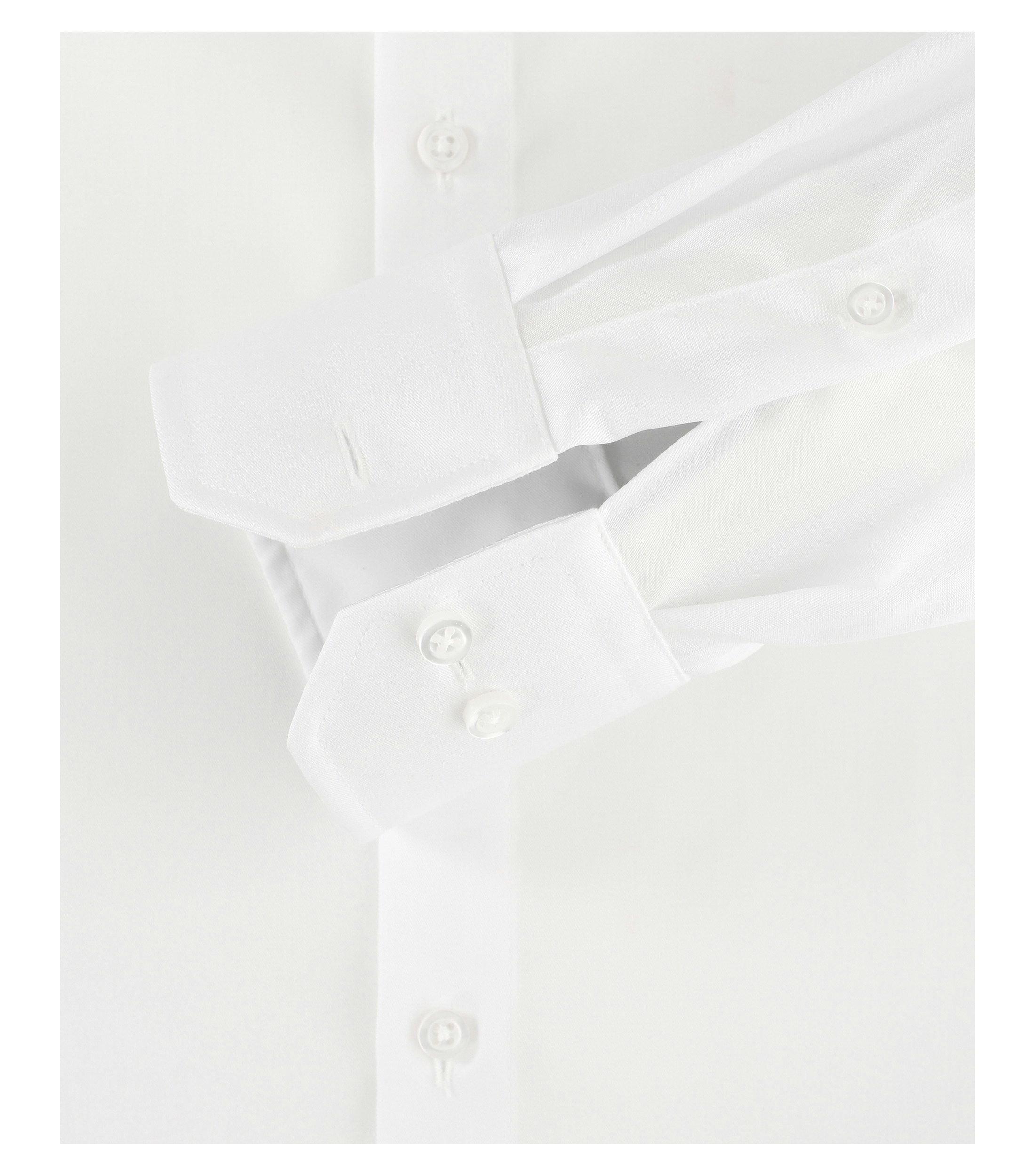 Das Model trägt ein Businesshemd im uni Muster in der Farbe Weiß