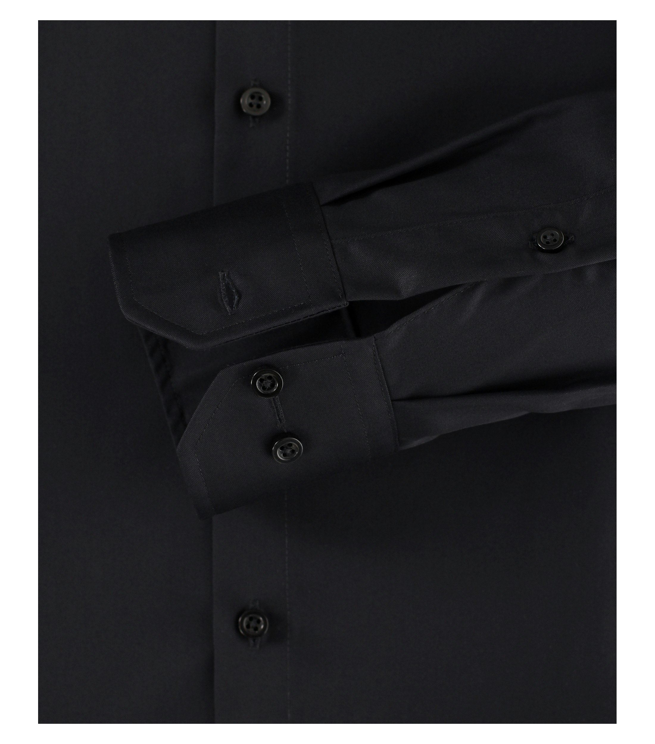 Das Model trägt ein Businesshemd im uni Muster in der Farbe Schwarz