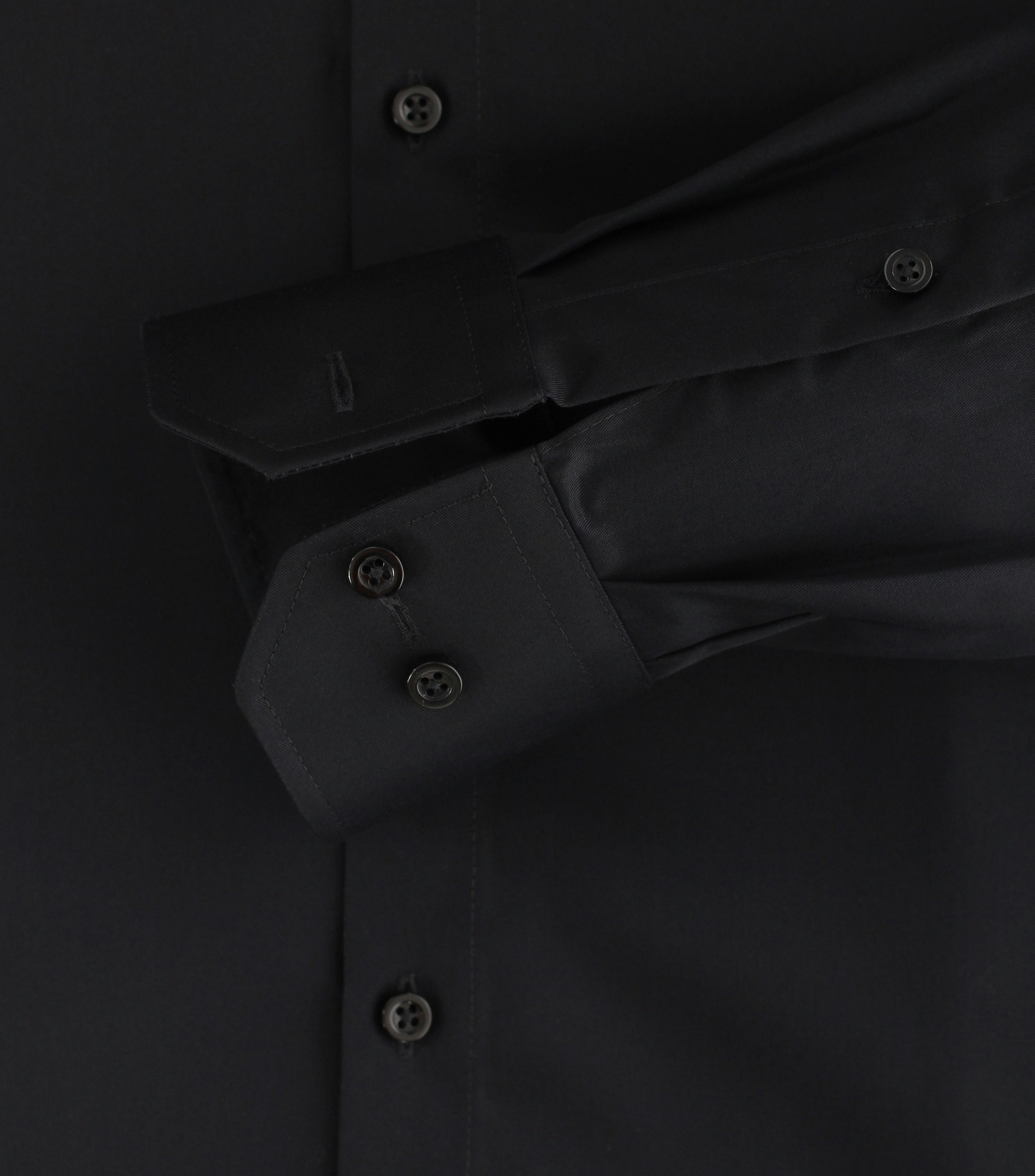 Das Model trägt ein Businesshemd im uni Muster in der Farbe Schwarz