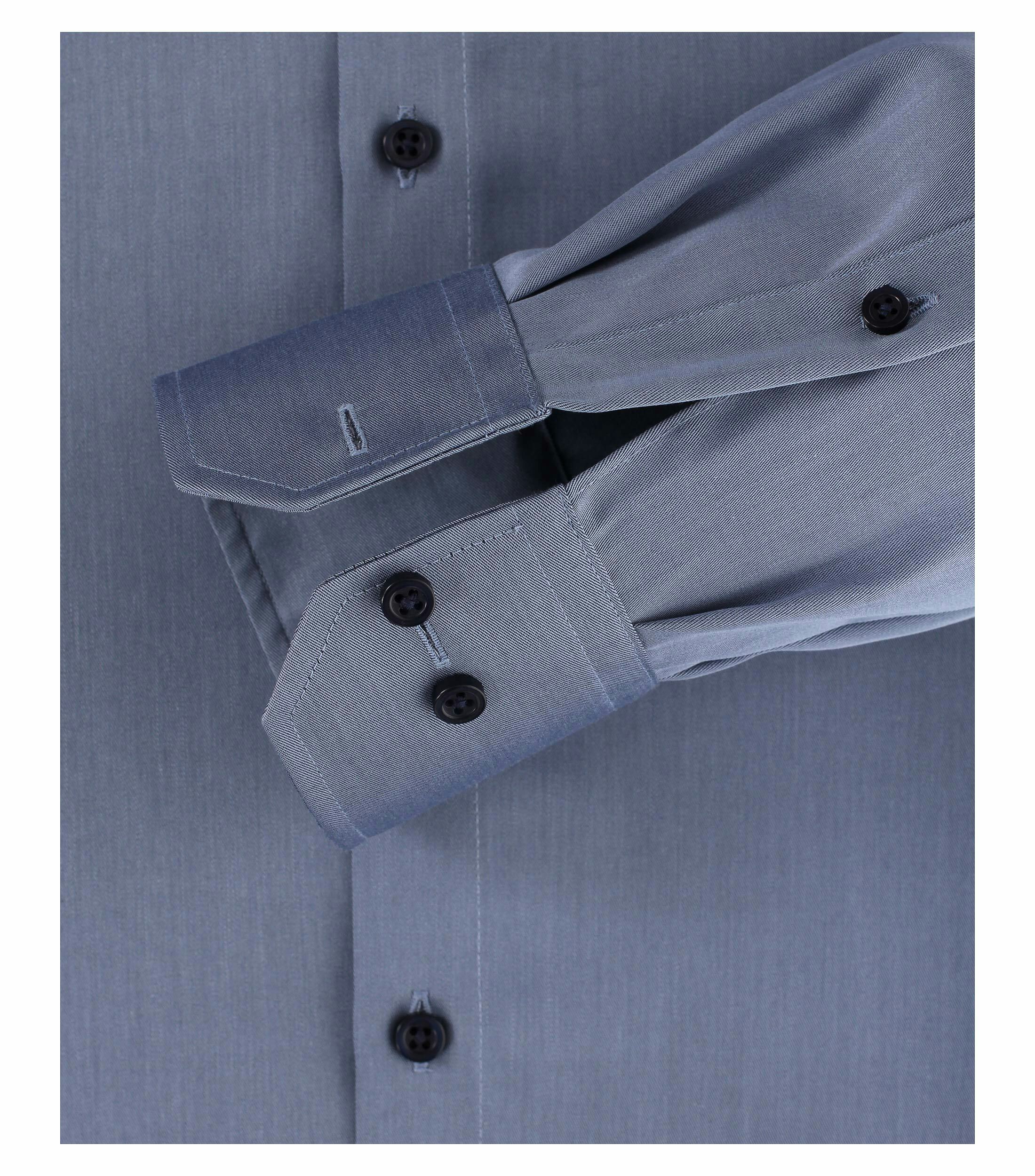 Das Model trägt ein Businesshemd im uni Muster in der Farbe graues Dunkelblau