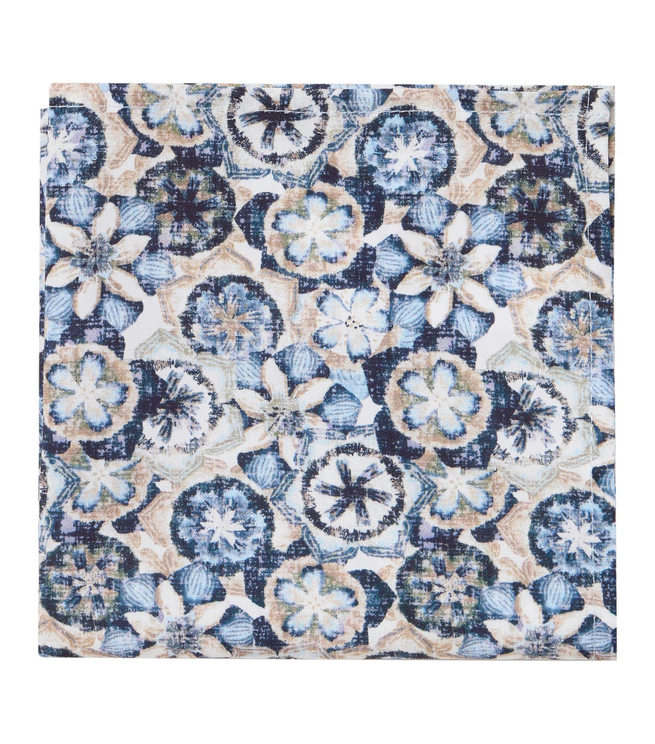 Ein Einstecktuch im uni Muster in der Farbe sattes Mittelblau