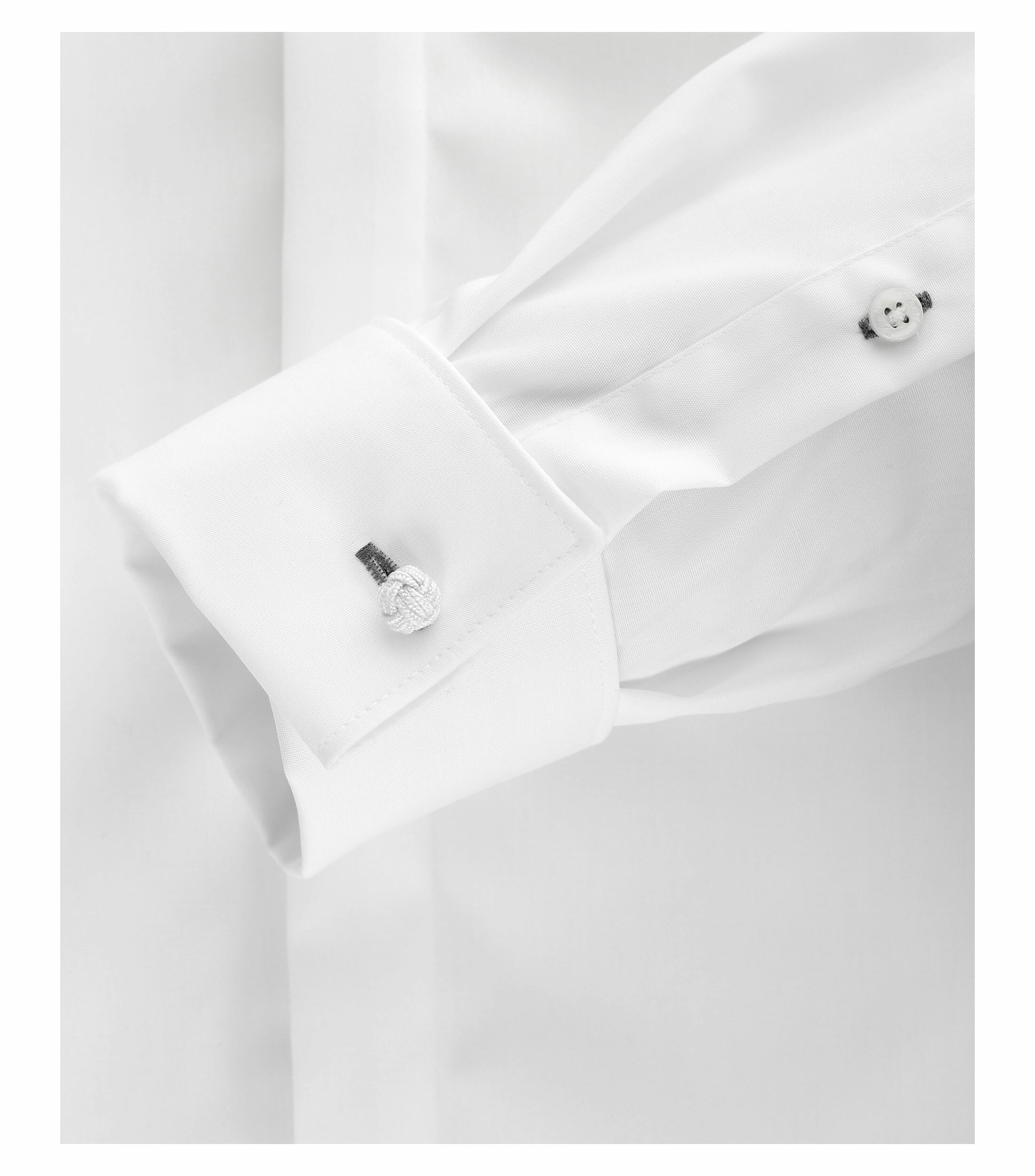 Ein Businesshemd im uni Muster in der Farbe Weiß