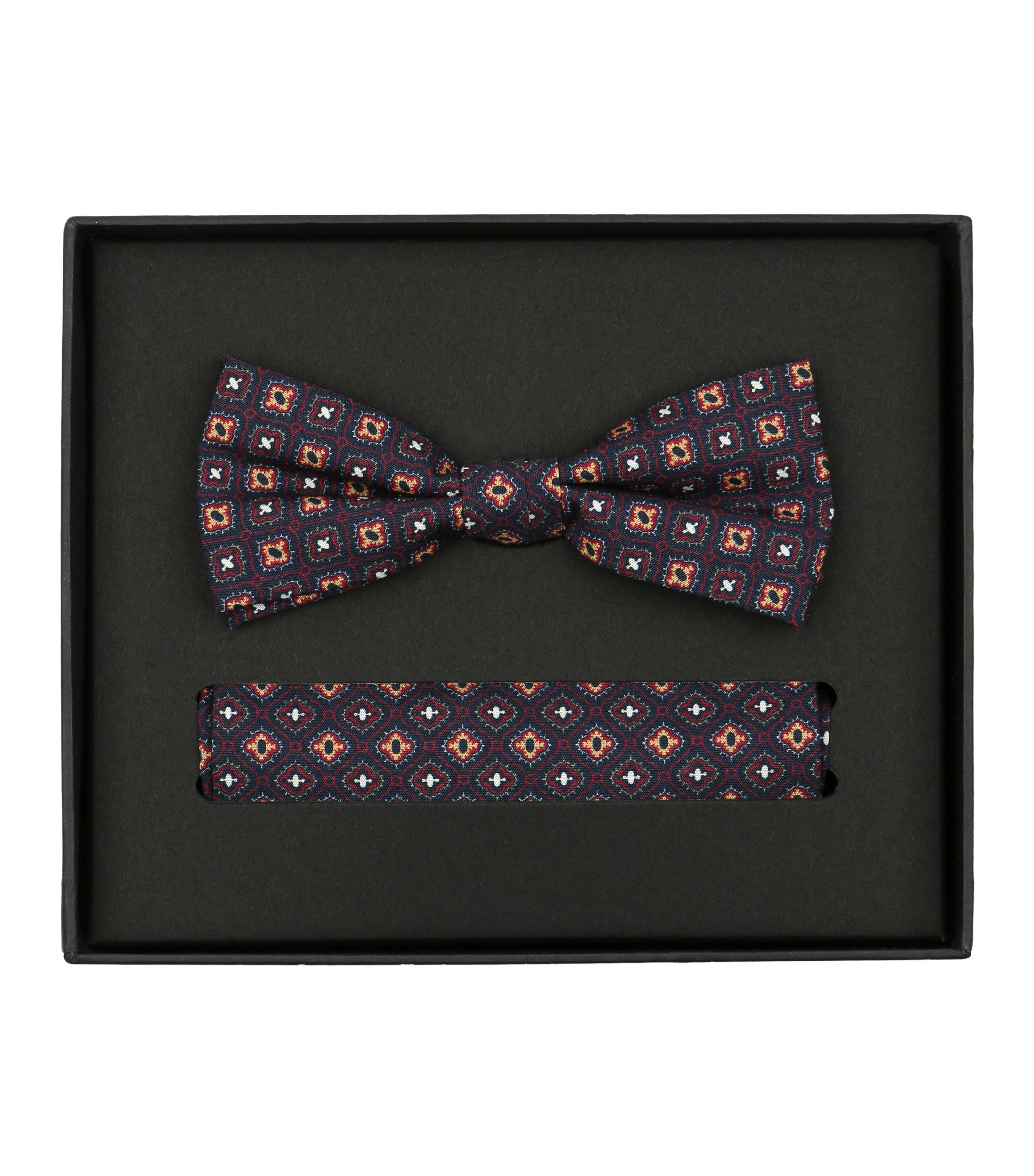 Ein Fliege und Einstecktuch im gemustert Muster in der Farbe Dunkelrot