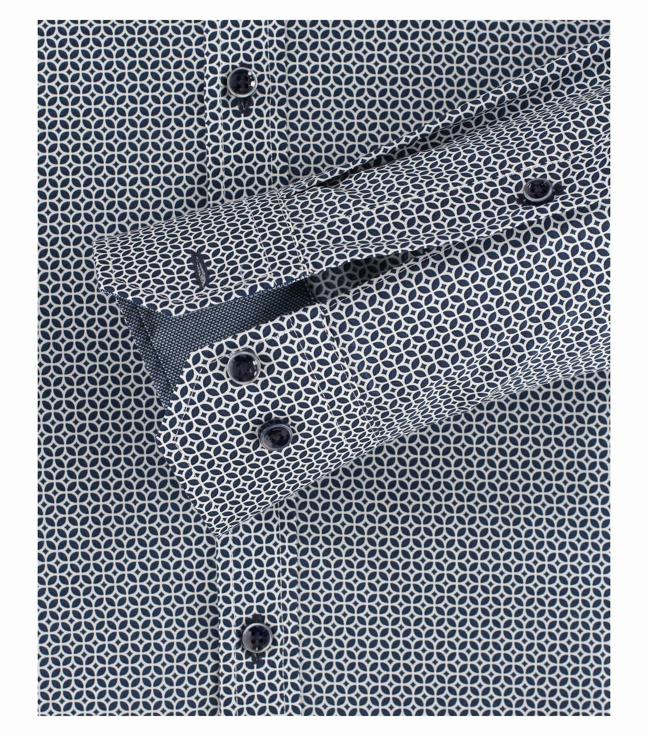Ein Businesshemd im Print Muster in der Farbe Dunkelblau