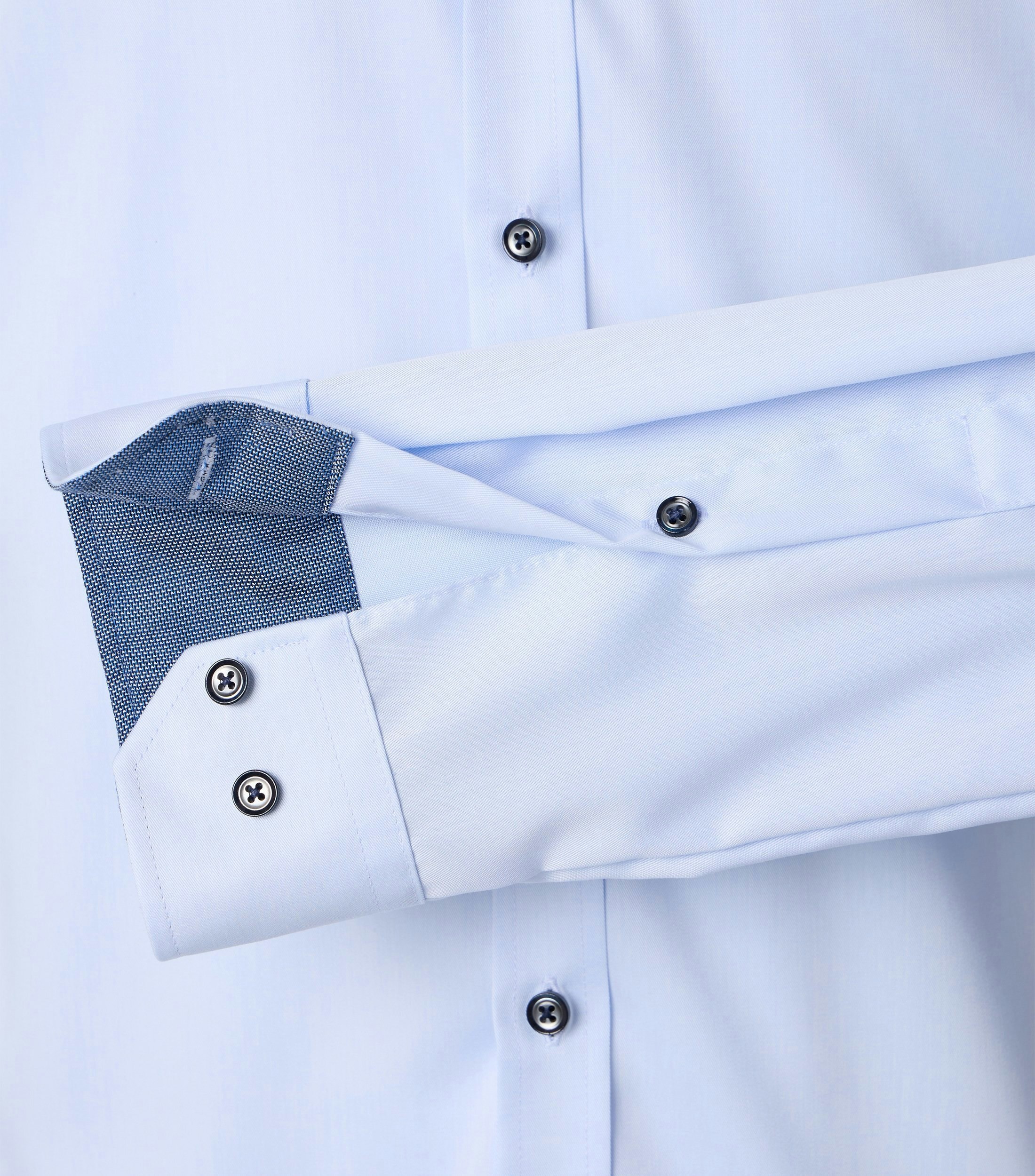 Ein Businesshemd im uni Muster in der Farbe Hellblau