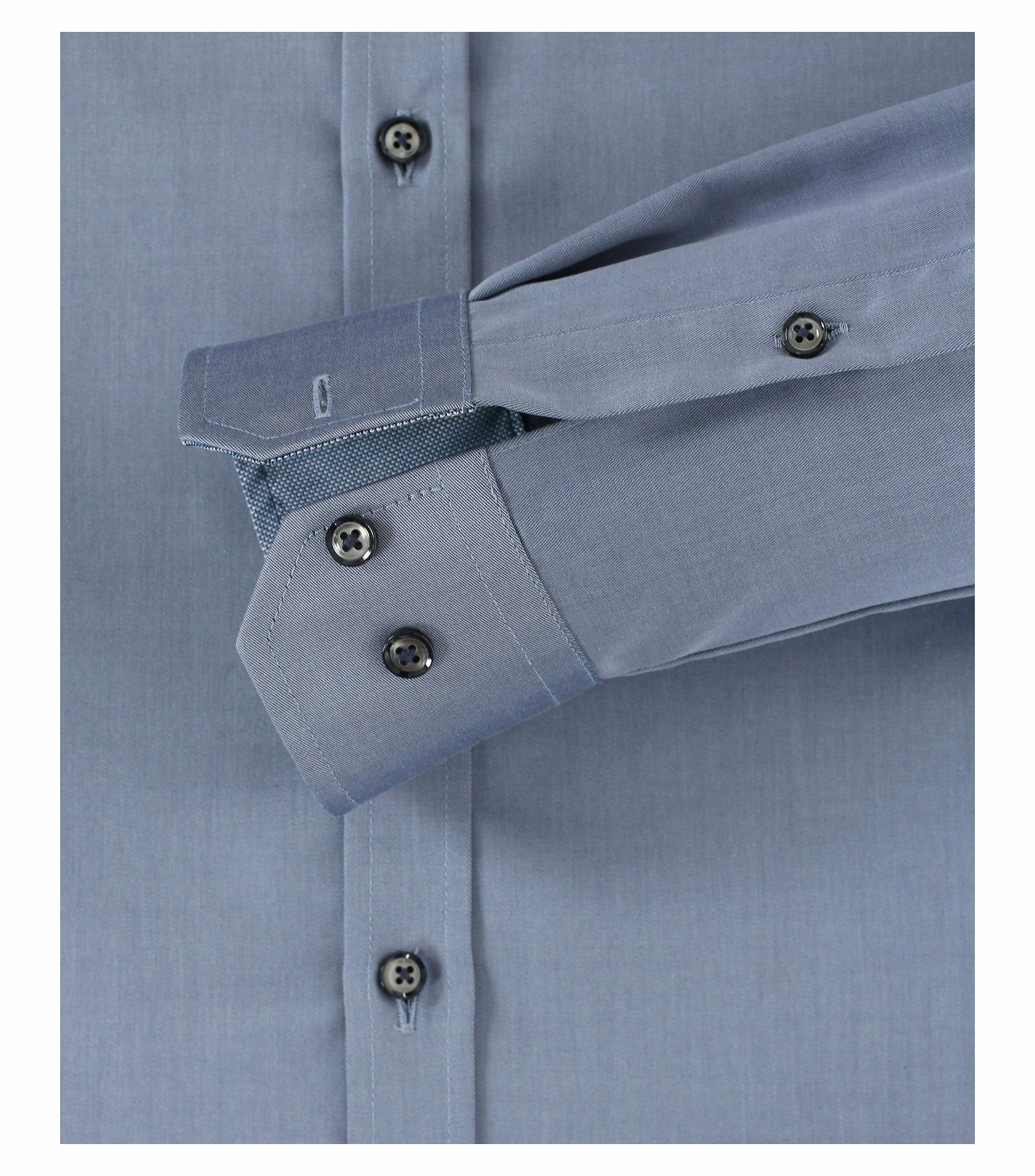 Ein Businesshemd im uni Muster in der Farbe Mittelblau