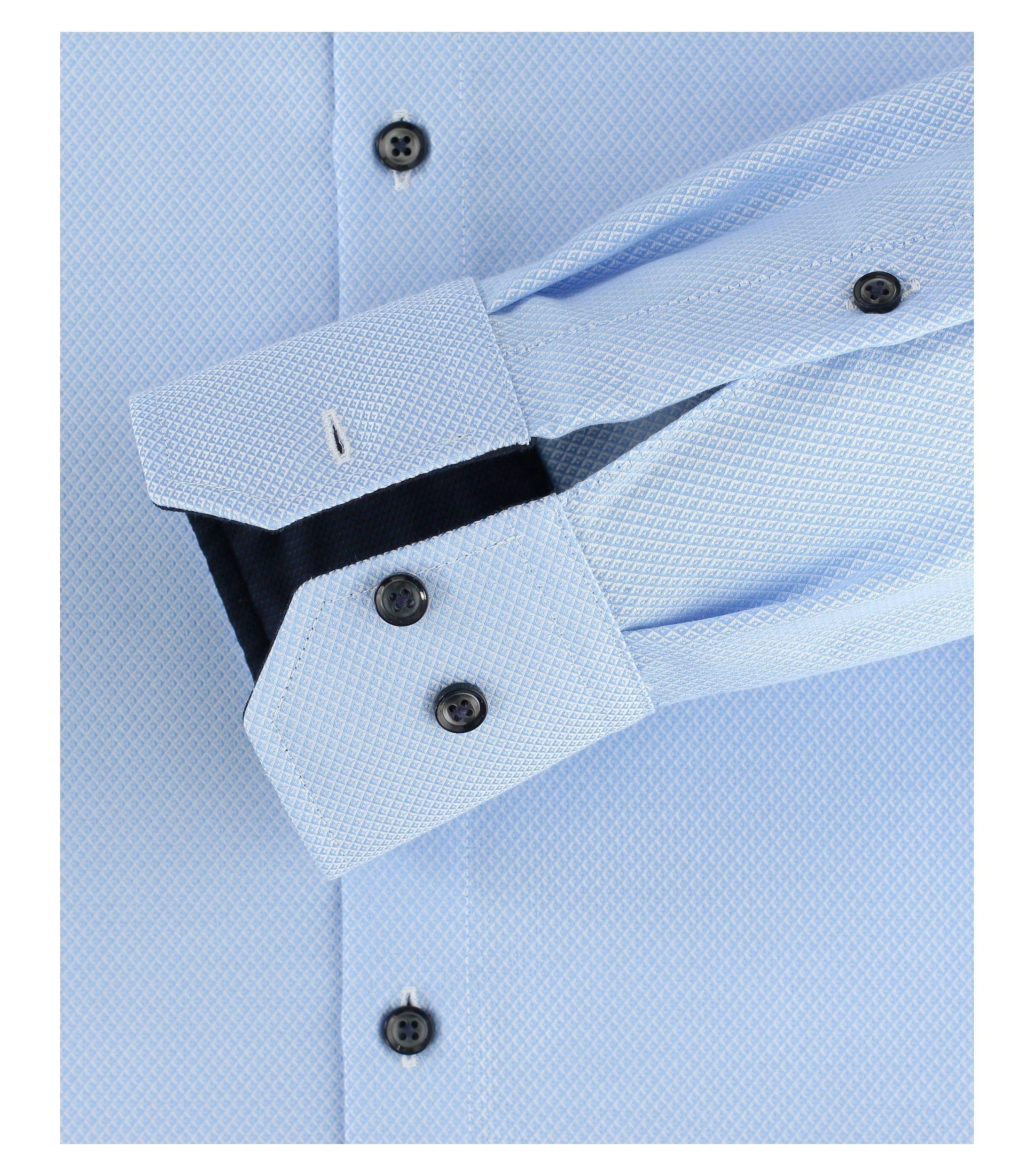Ein Businesshemd im uni Muster in der Farbe Hellblau