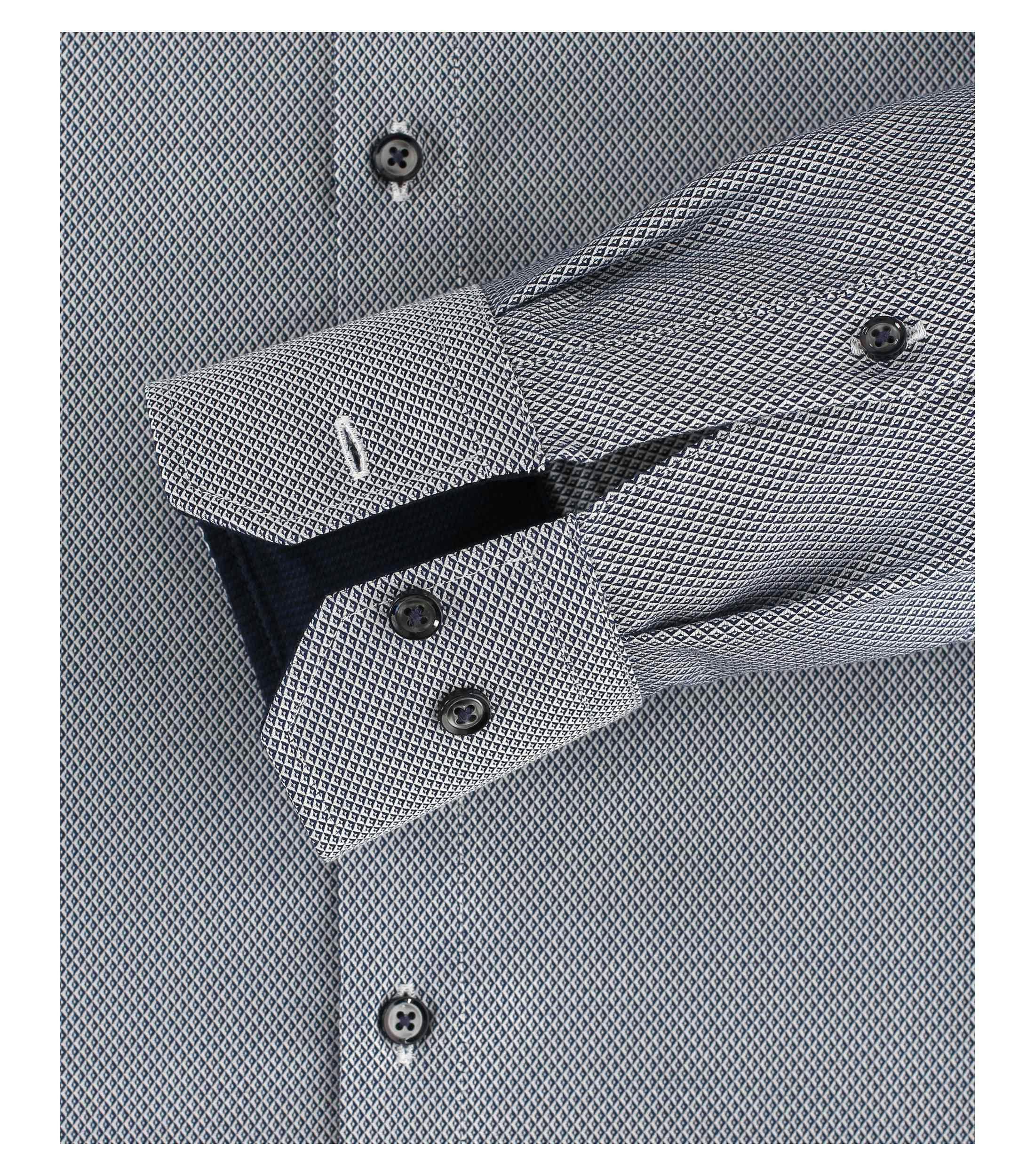 Ein Businesshemd im uni Muster in der Farbe Dunkelblau