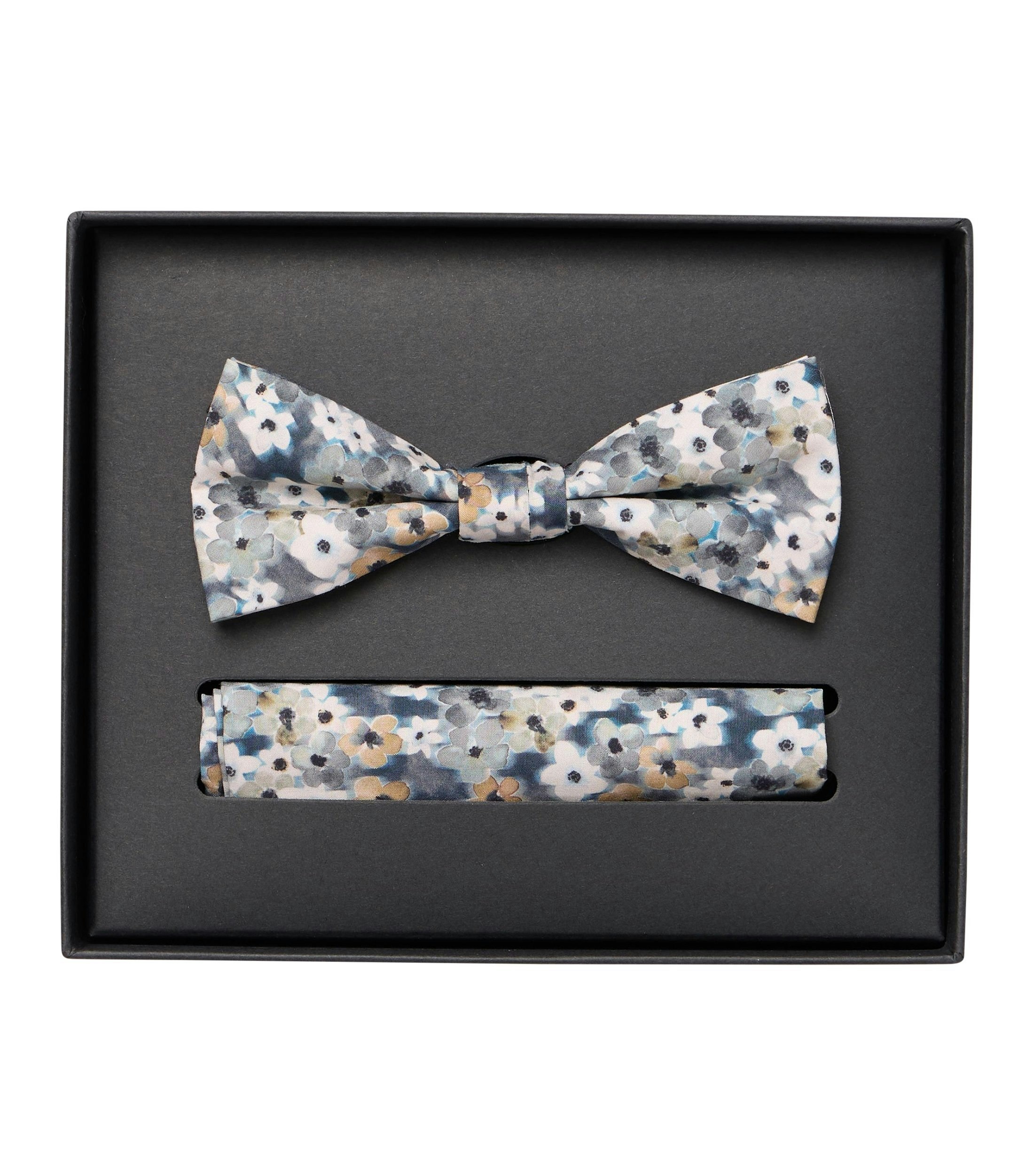 Eine Fliege und Einstecktuch im gemustert Muster in der Farbe Hellgrau