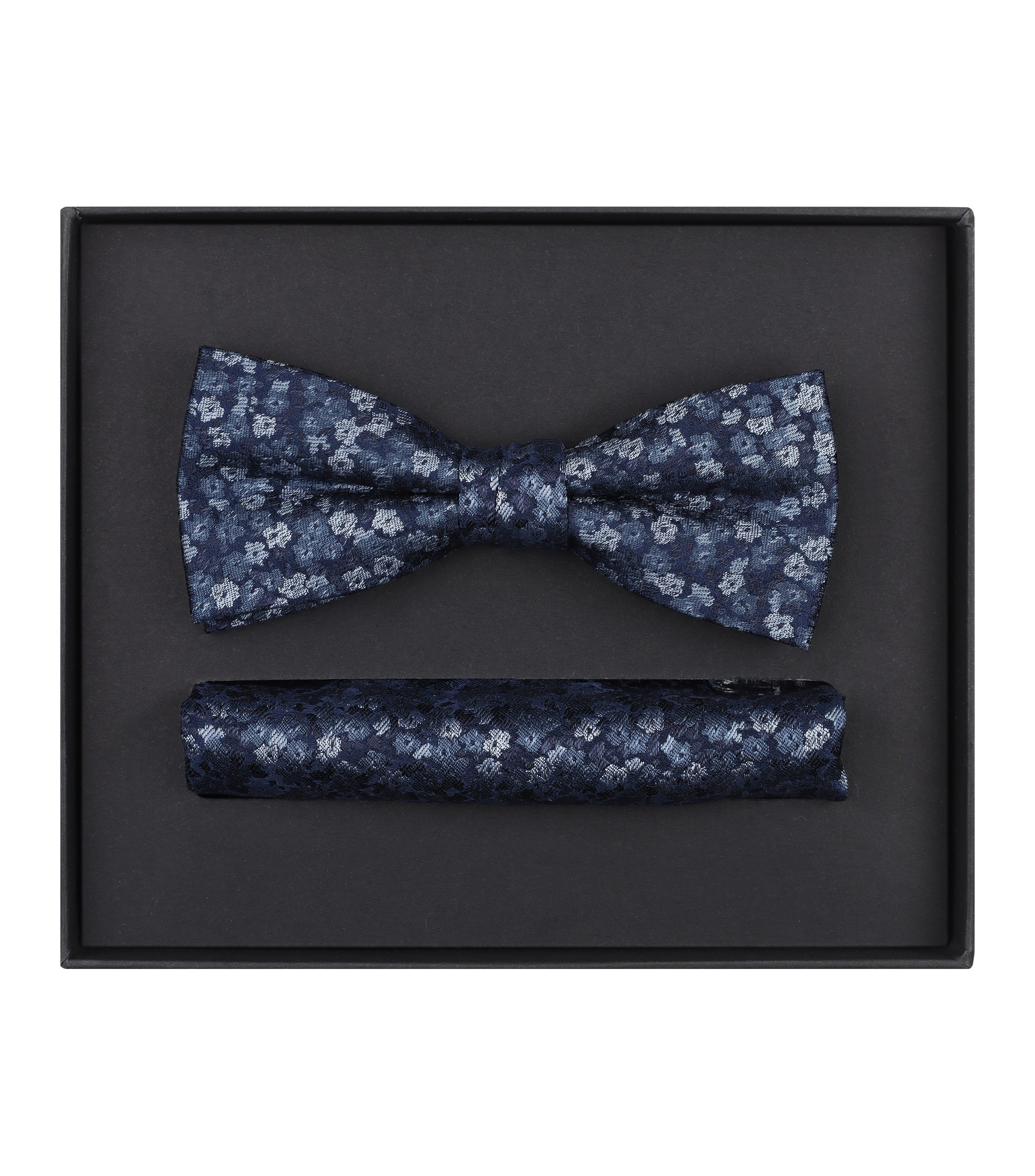 Ein Fliege und Einstecktuch im gemustert Muster in der Farbe sattes Dunkelblau