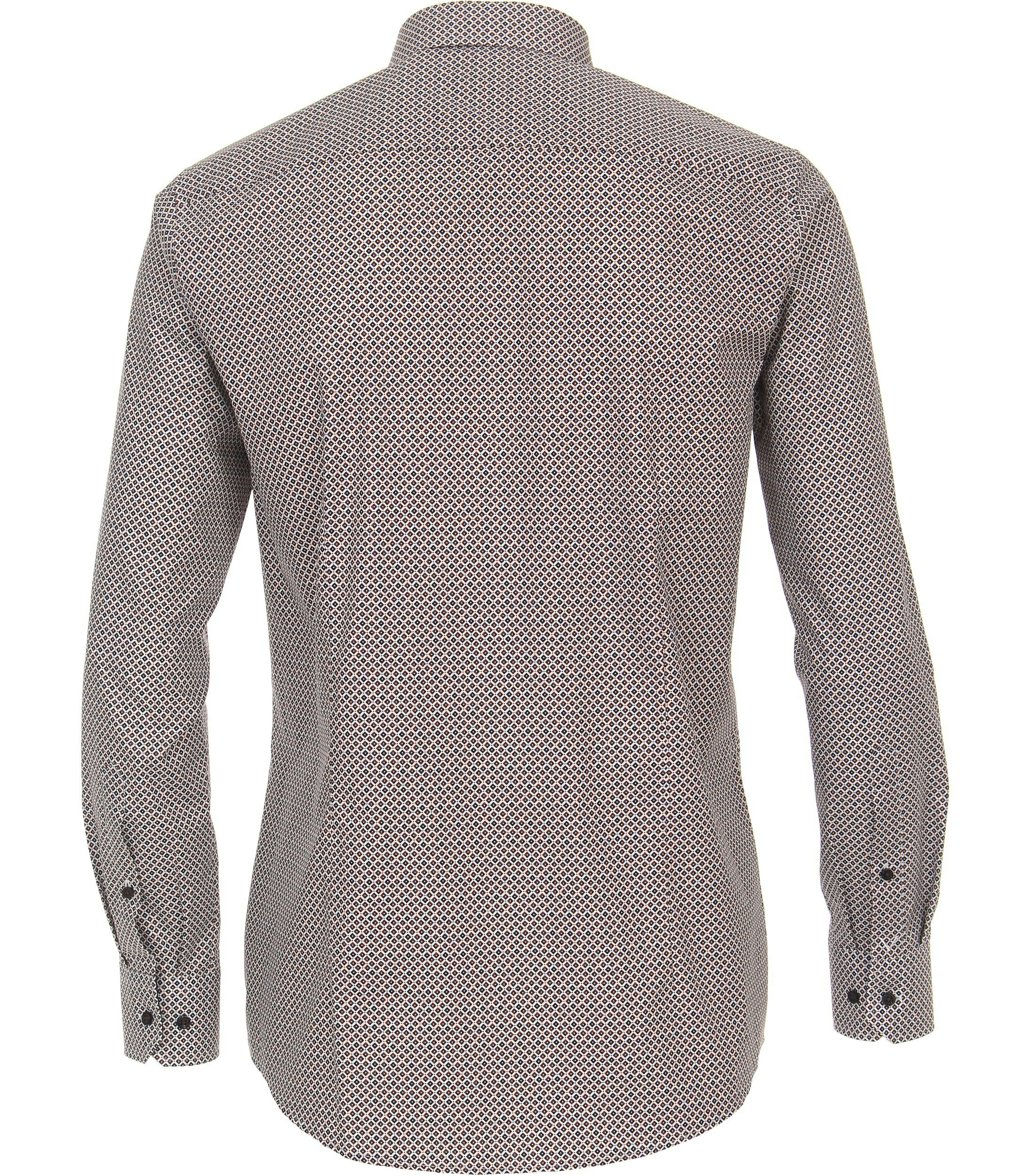 Das Model trägt ein Businesshemd im Print Muster in der Farbe Rot