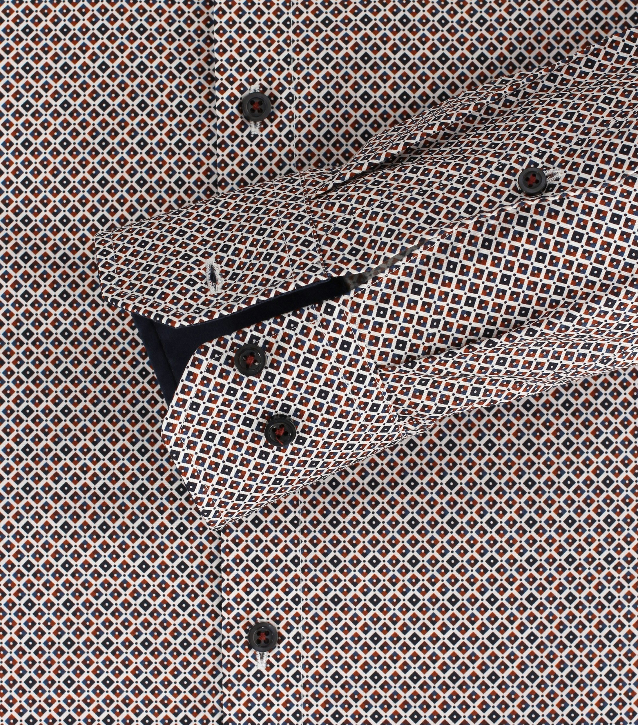 Das Model trägt ein Businesshemd im Print Muster in der Farbe Rot