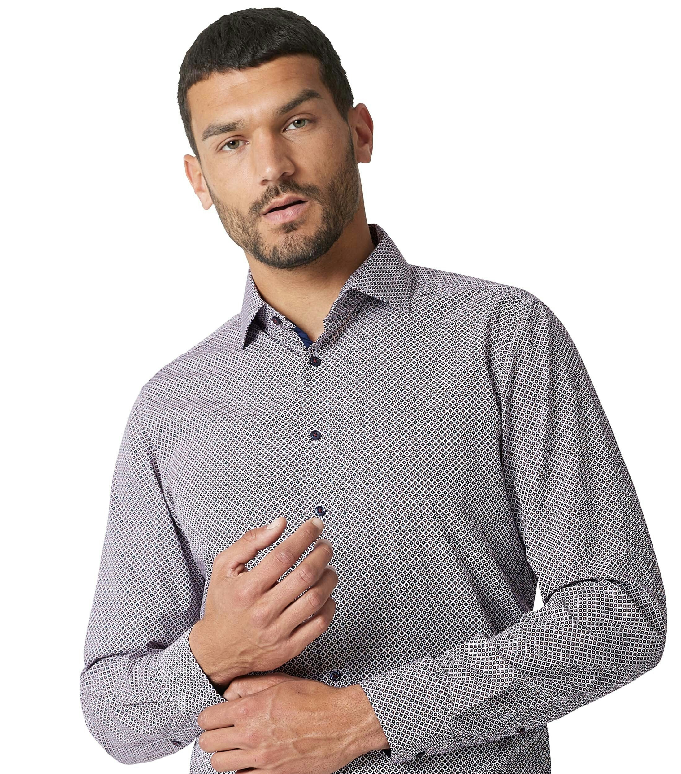 Das Model trägt ein Businesshemd im Print Muster in der Farbe Rot