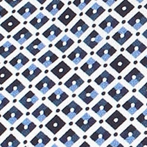 Das Model trägt ein Businesshemd im Print Muster in der Farbe Mittelblau