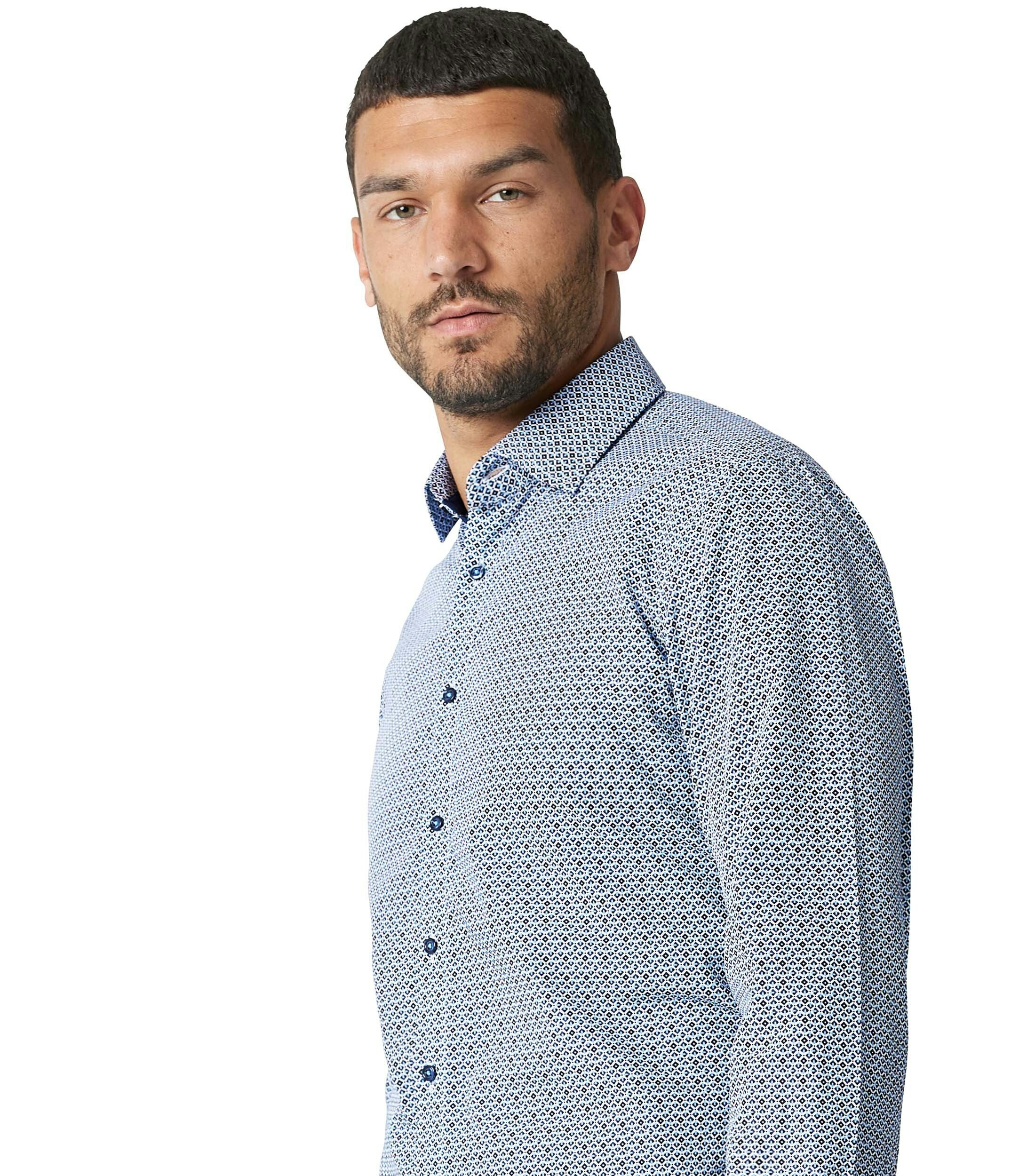 Das Model trägt ein Businesshemd im Print Muster in der Farbe Mittelblau
