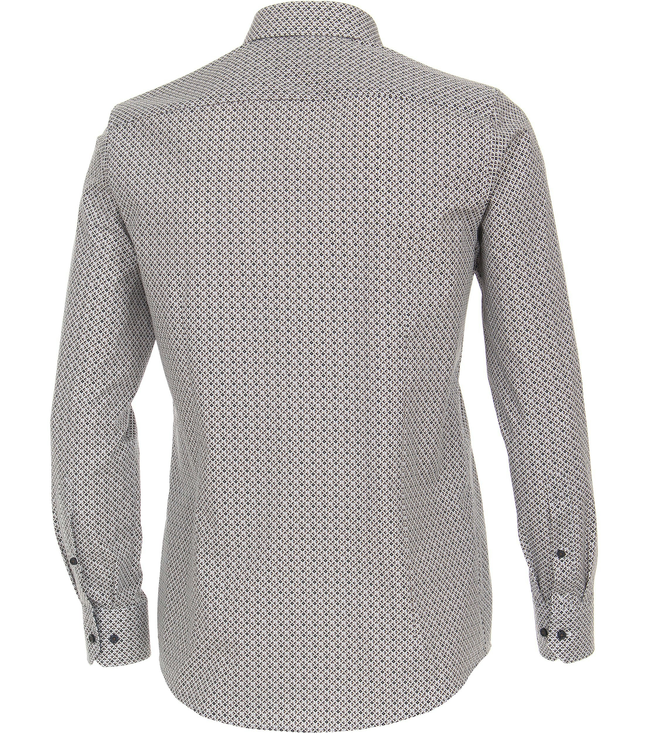 Das Model trägt ein Businesshemd im Print Muster in der Farbe Braun