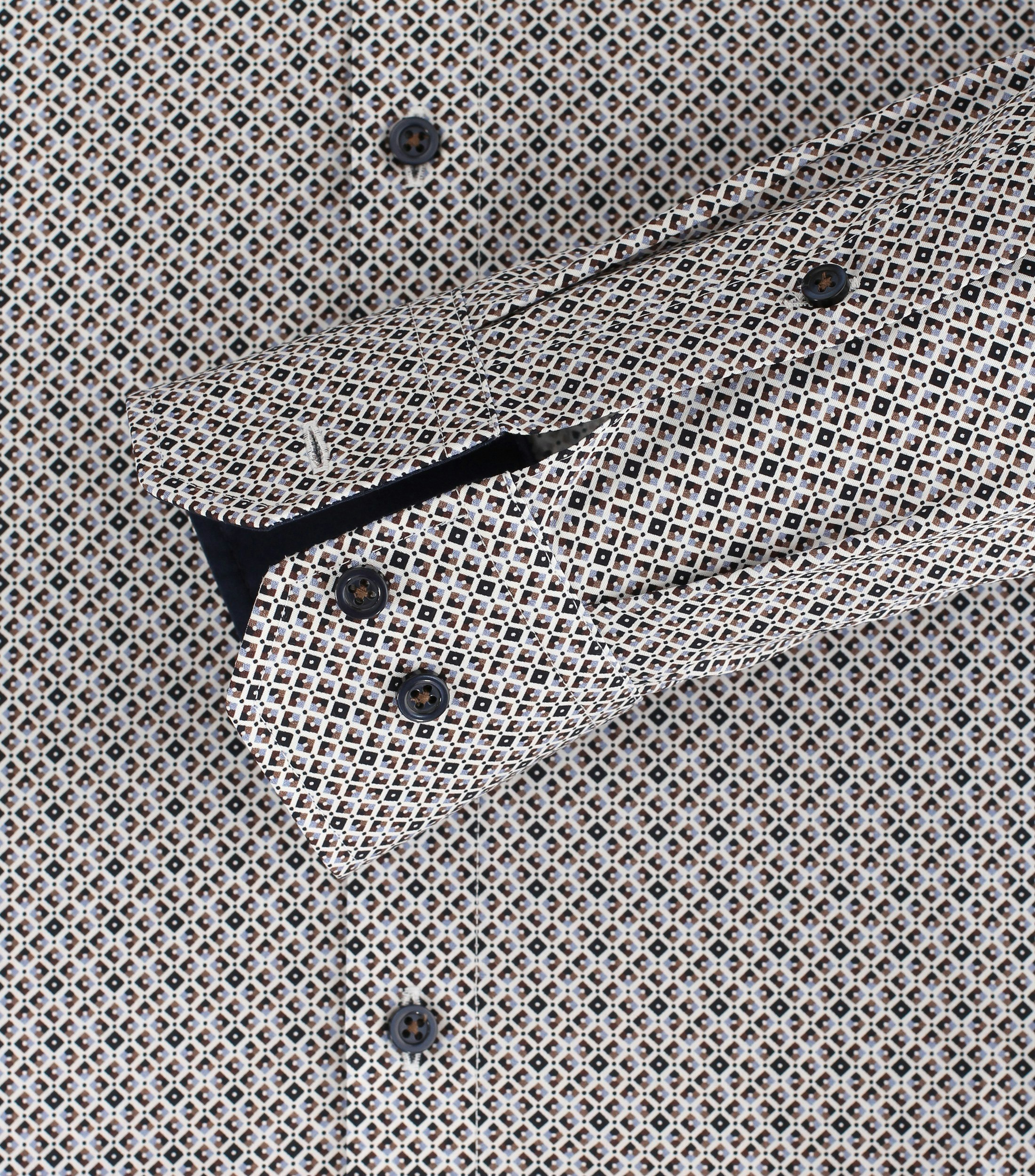 Das Model trägt ein Businesshemd im Print Muster in der Farbe Braun