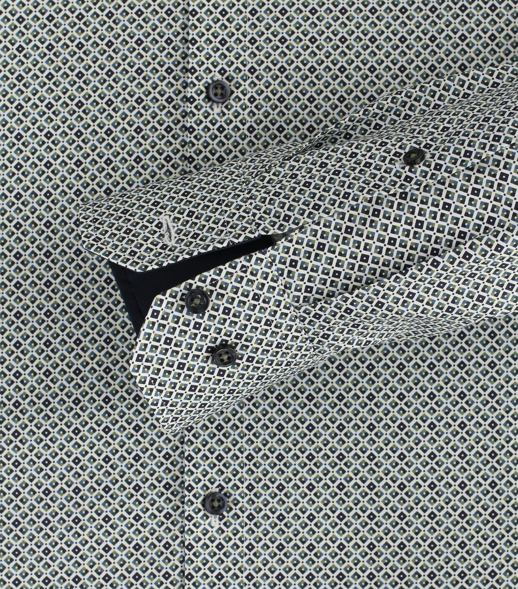 Das Model trägt ein Businesshemd im Print Muster in der Farbe Olive