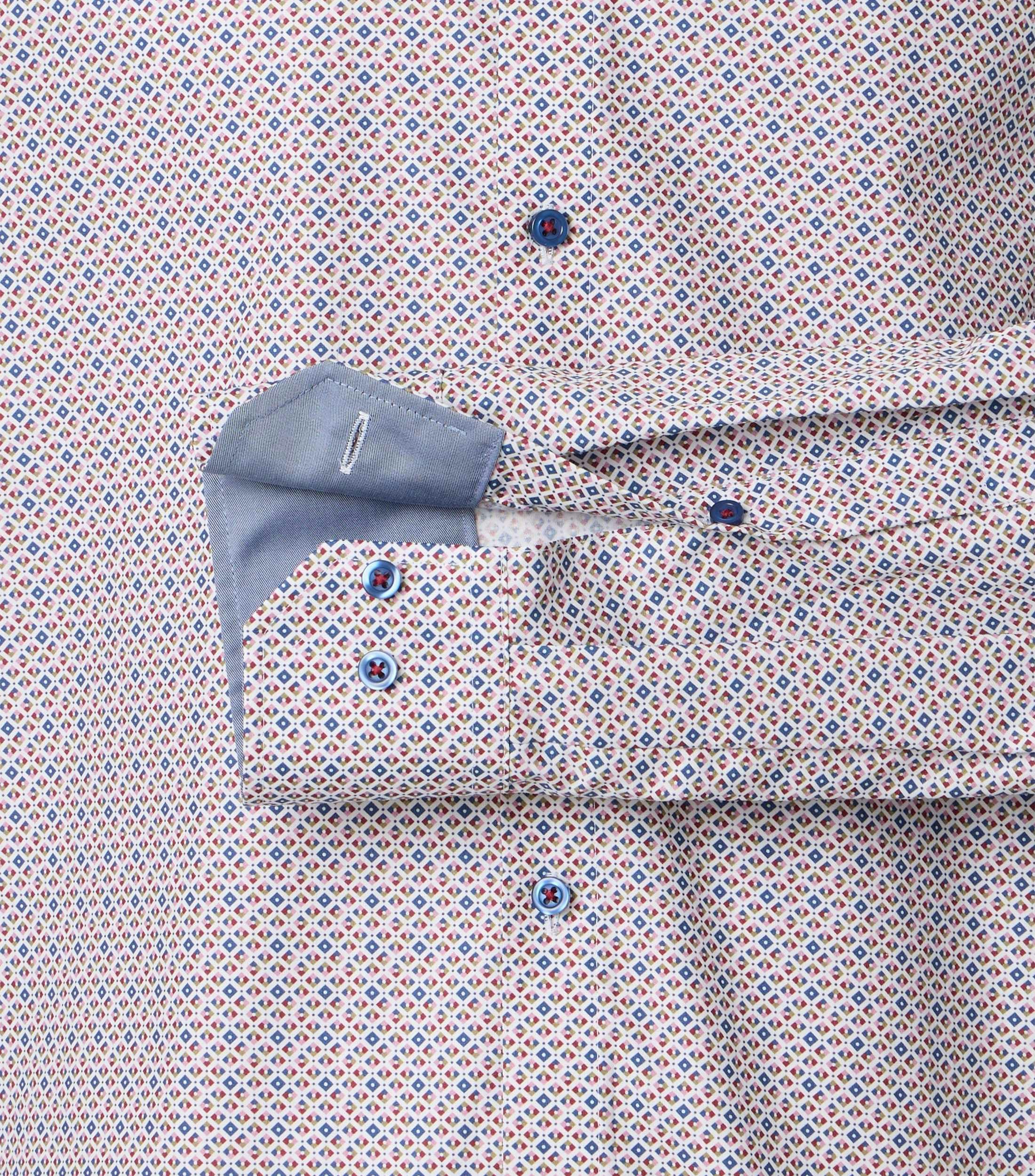 Das Model trägt ein Businesshemd im Print Muster in der Farbe Beige