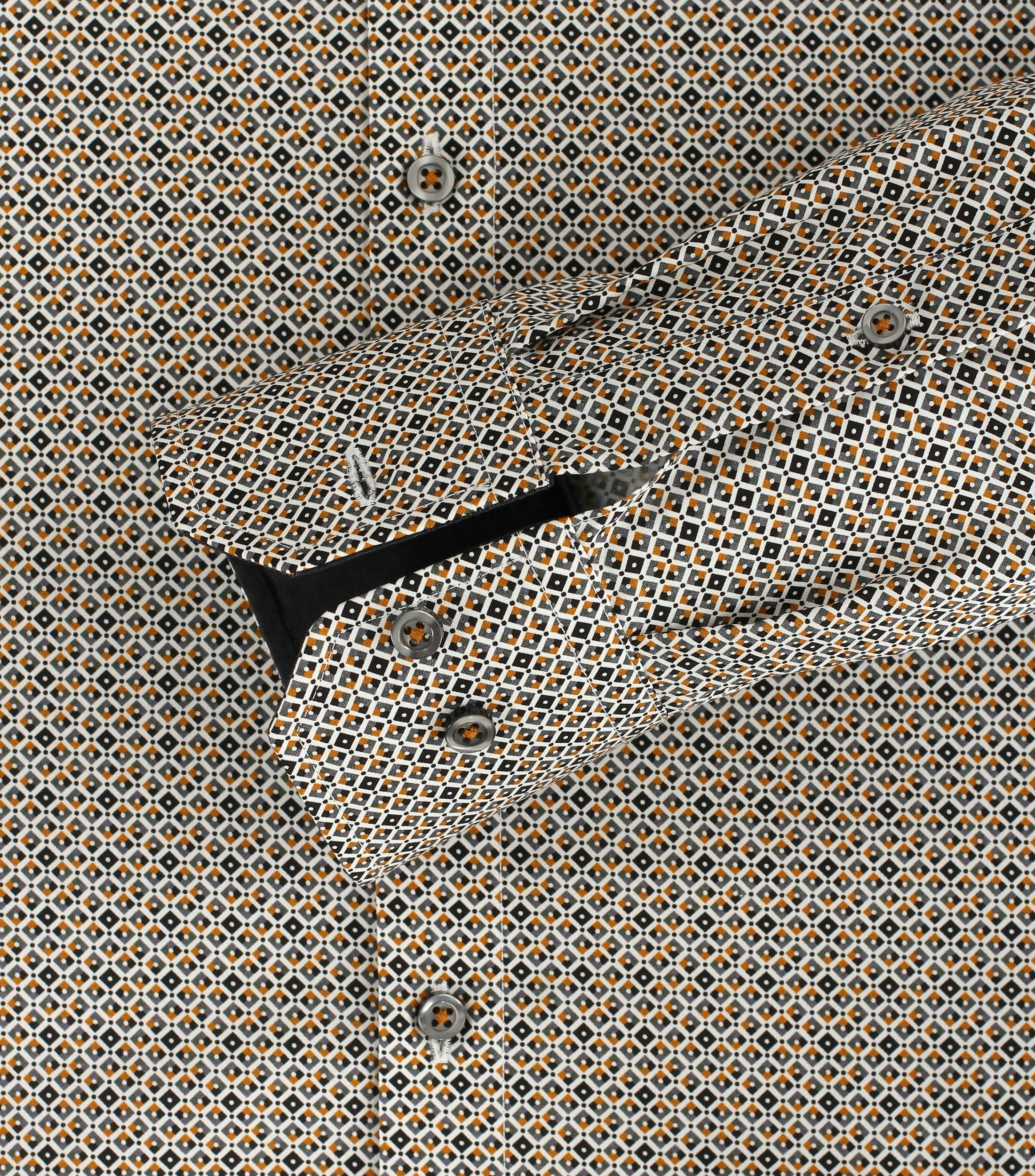 Das Model trägt ein Businesshemd im Print Muster in der Farbe Senfgelb