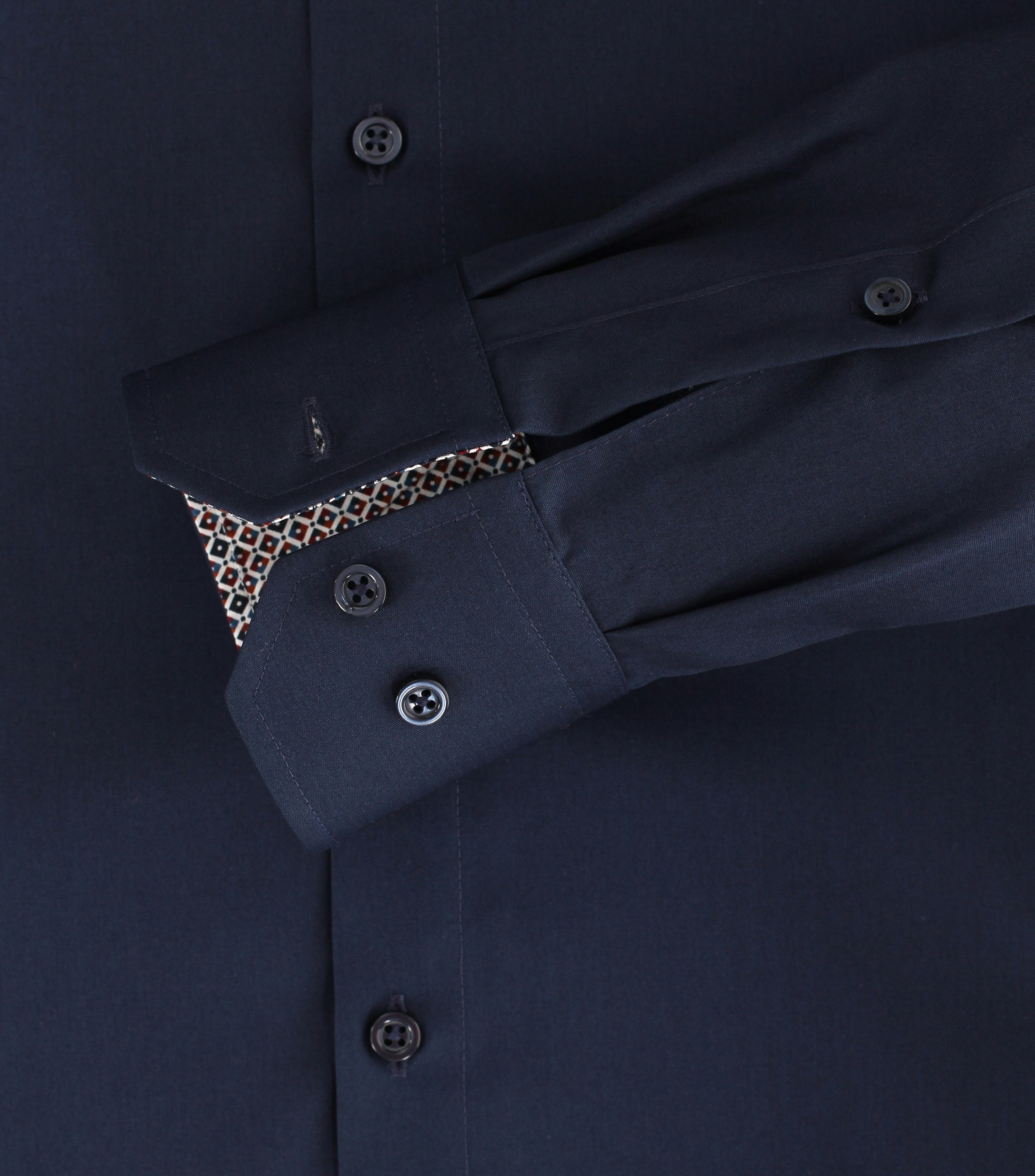 Das Model trägt ein Businesshemd im uni Muster in der Farbe Dunkelblau