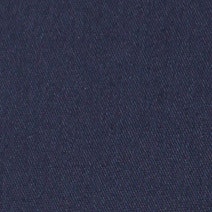 Das Model trägt ein Businesshemd im uni Muster in der Farbe Dunkelblau