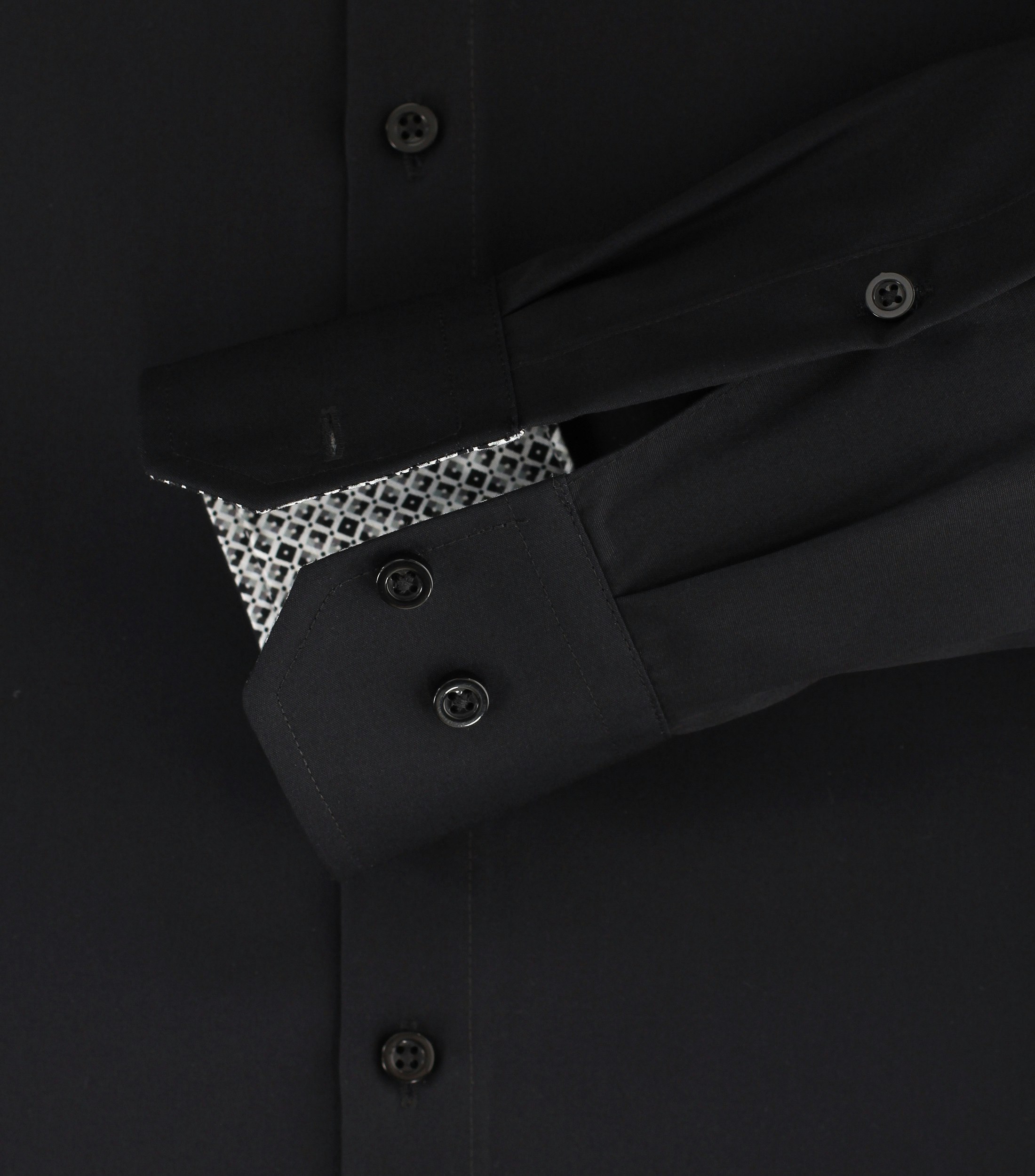 Das Model trägt ein Businesshemd im uni Muster in der Farbe Schwarz