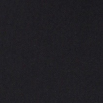 Das Model trägt ein Businesshemd im uni Muster in der Farbe Schwarz