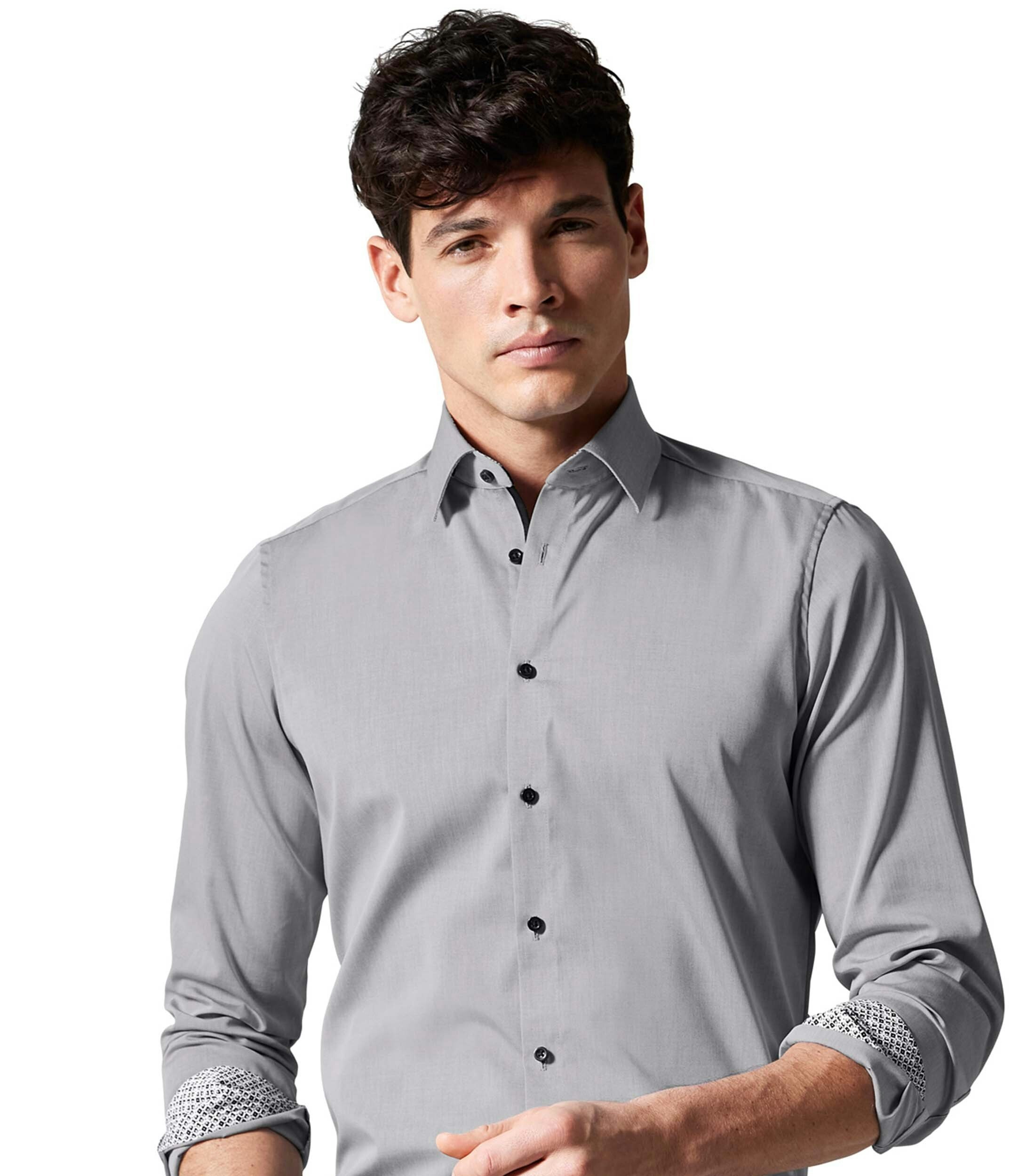 Das Model trägt ein Businesshemd im uni Muster in der Farbe Hellgrau