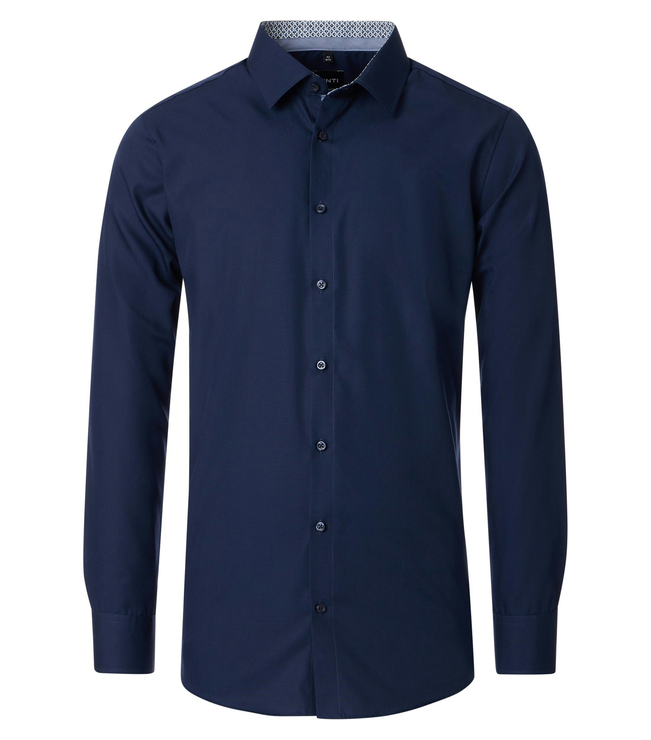 Das Model trägt ein Businesshemd im uni Muster in der Farbe mittleres Dunkelblau
