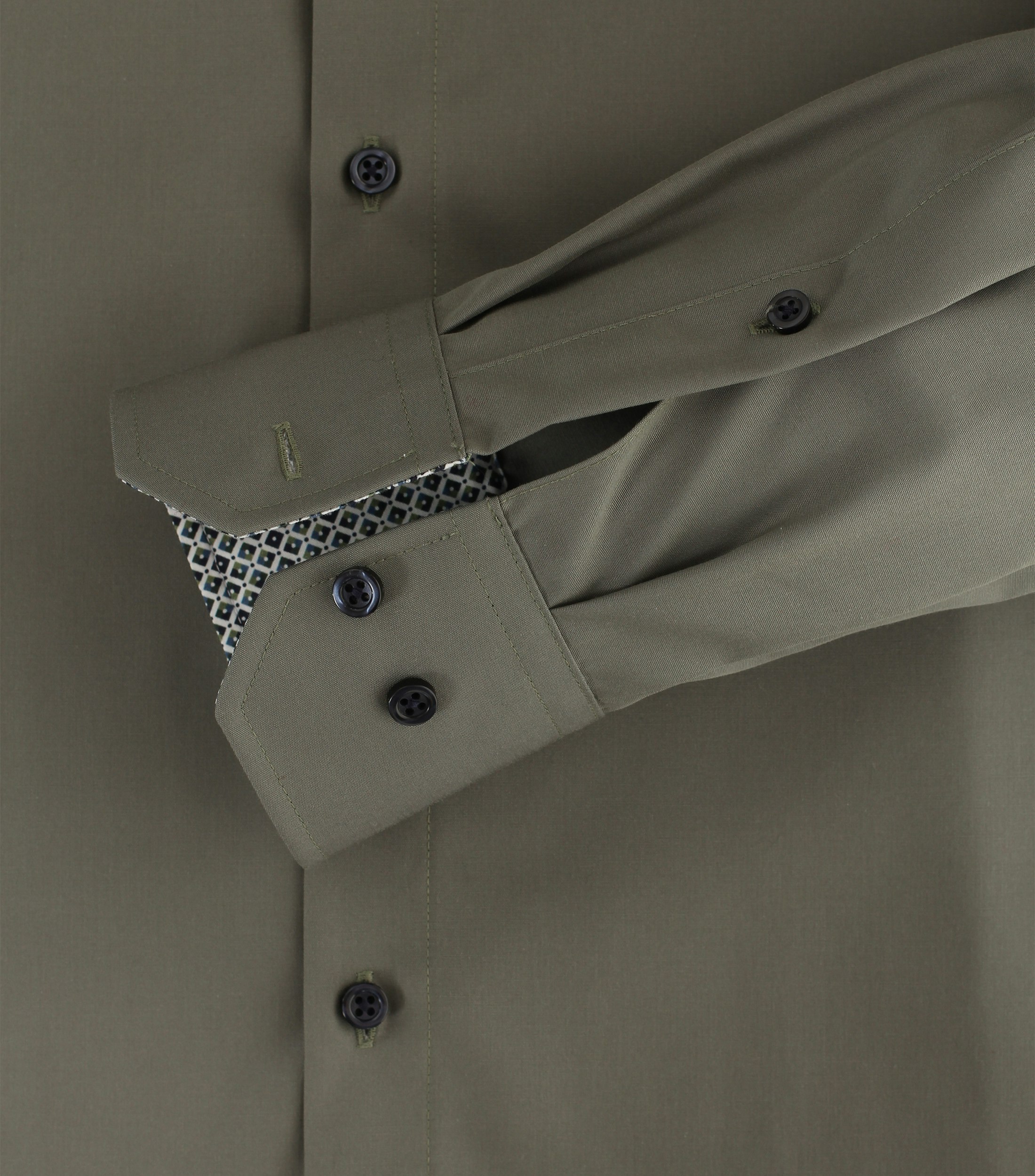 Das Model trägt ein Businesshemd im uni Muster in der Farbe Olive