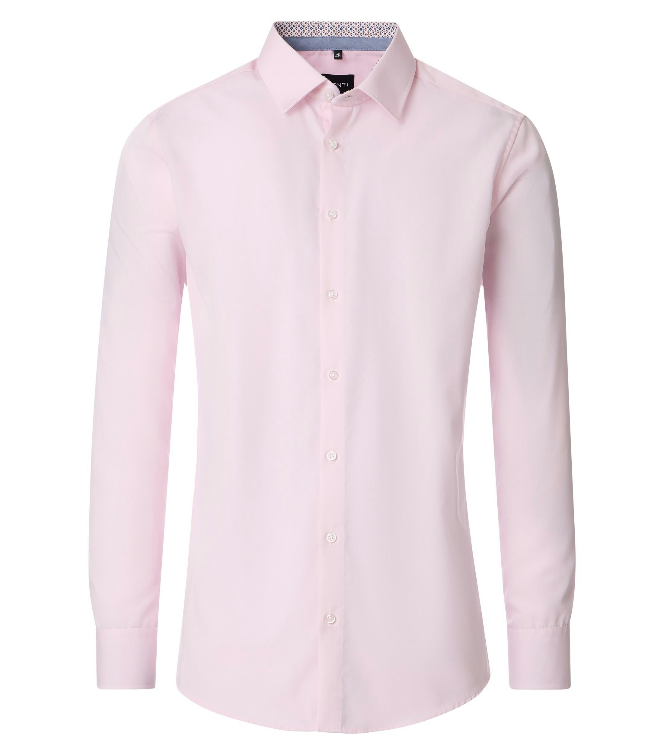 Das Model trägt ein Businesshemd im uni Muster in der Farbe Zartrosa