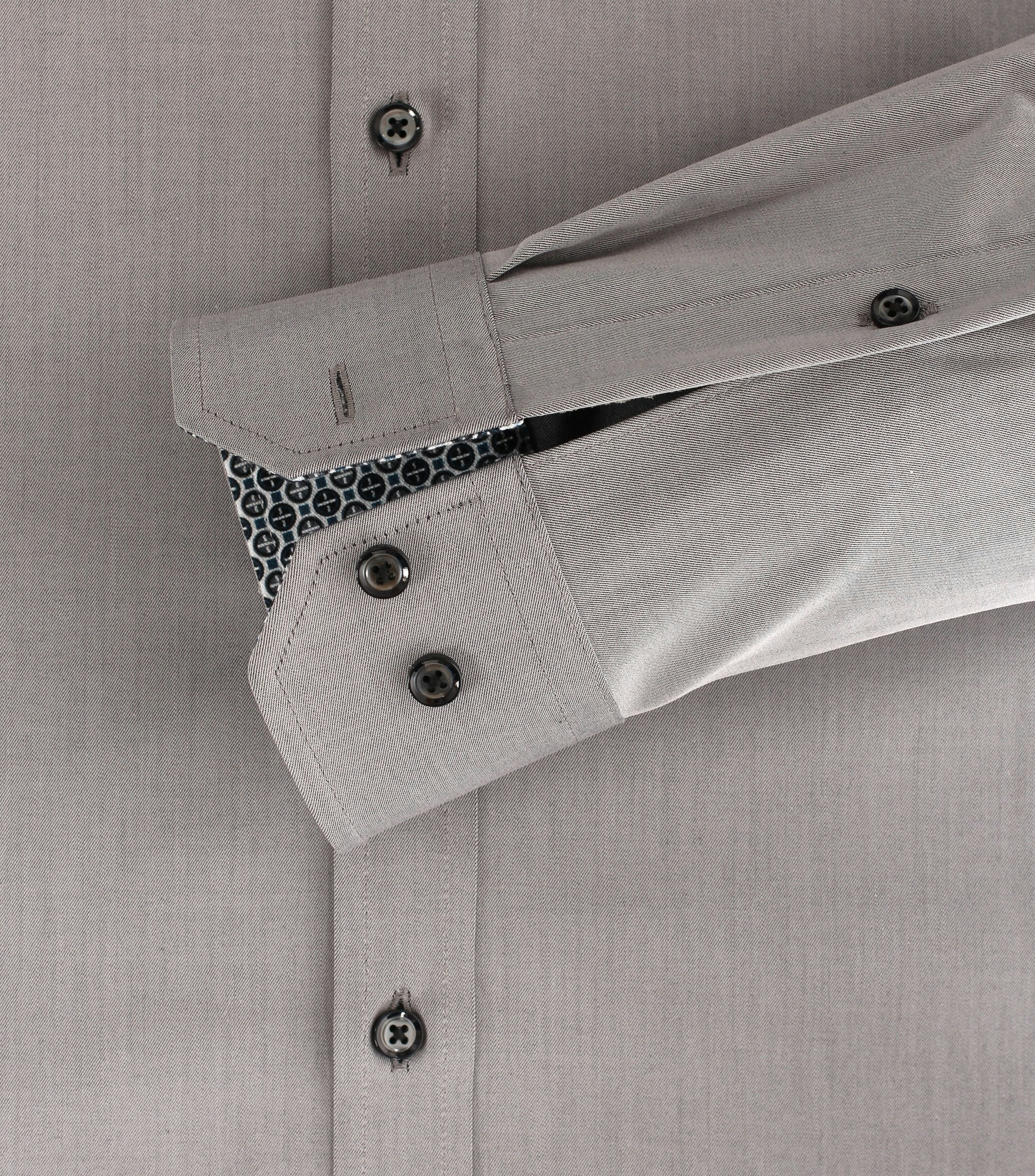 Ein Businesshemd im uni Muster in der Farbe Grau